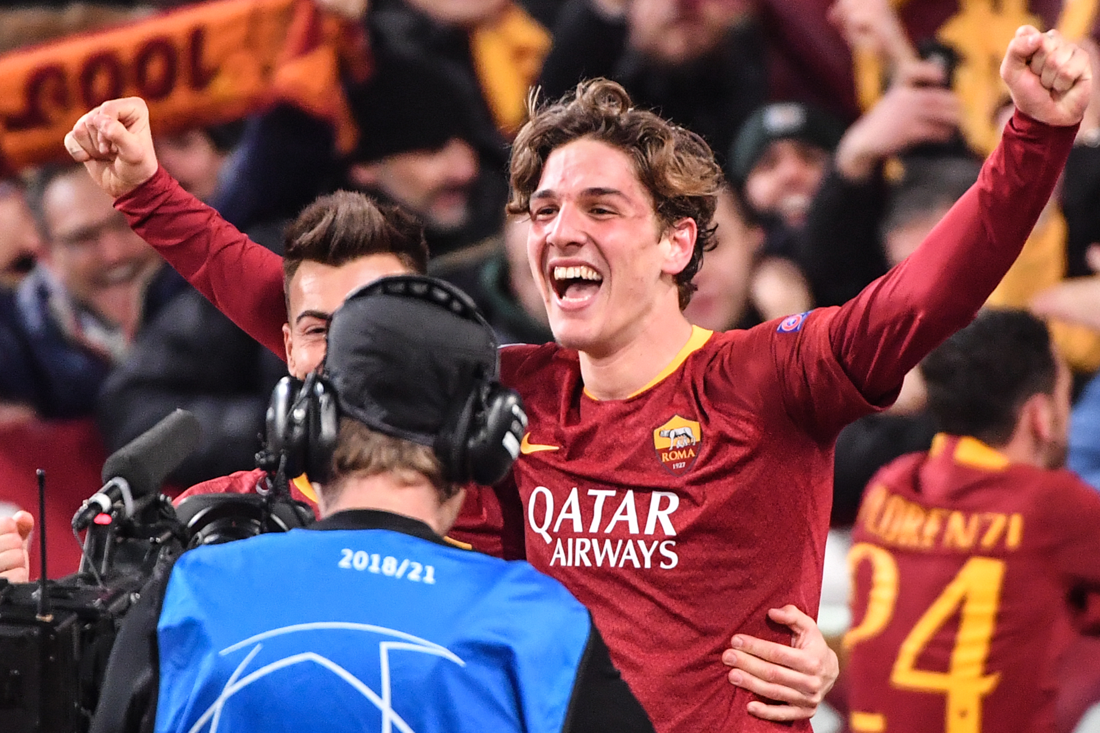 Nicolò Zaniolo celebra después de anotar su segundo gol en la victoria de la Roma 2-1 contra el Porto. (Foto Prensa Libre: AFP)