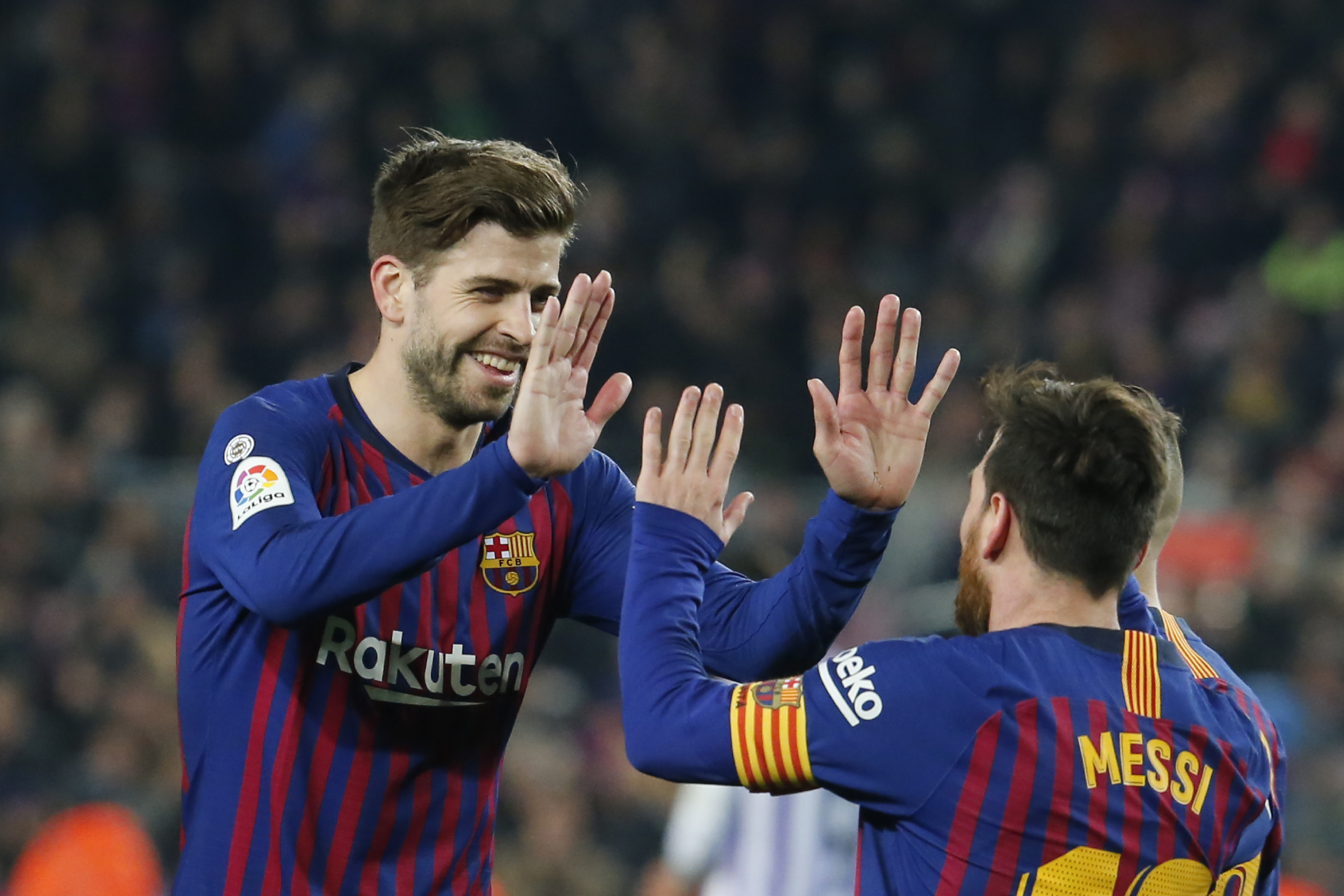 Gerard Piqué felicita  Lionel Messi después del gol del diez argentino. (Foto Prensa Libre: AFP) 