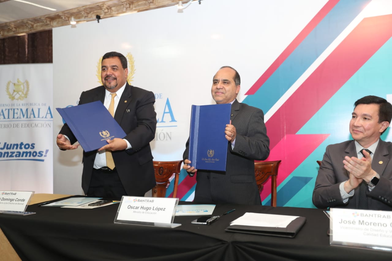 José Domingo Conde, presidente de la Junta Directiva de Bantrab, y el ministro de Educación, Óscar Hugo López, firmaron el convenio.
(Foto Prensa Libre: Érick Ávila)