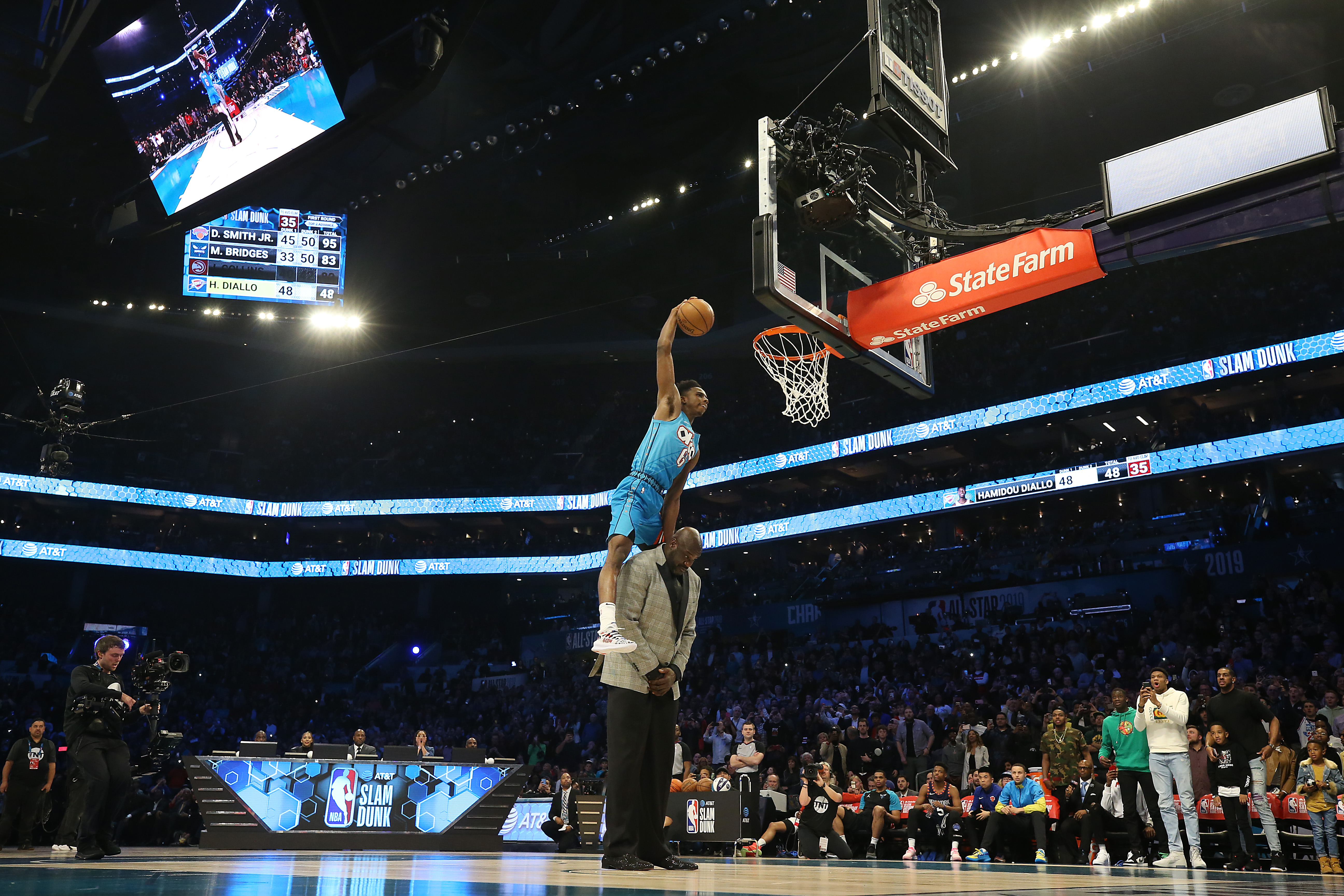 Diallo se robó el show en la semifinal con un espectacular salto sobre el ya retirado Shaquille O'Neal y quedó colgado en el aro. (Foto Prensa Libre: AFP)