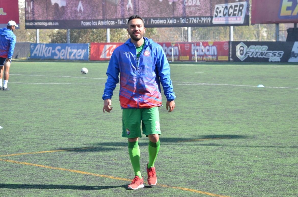 Carlos Kamiani lució sonriente en el entrenamiento de Xelajú luego de más de un mes de ausencia. (Foto Prensa Libre: Raúl Juárez)