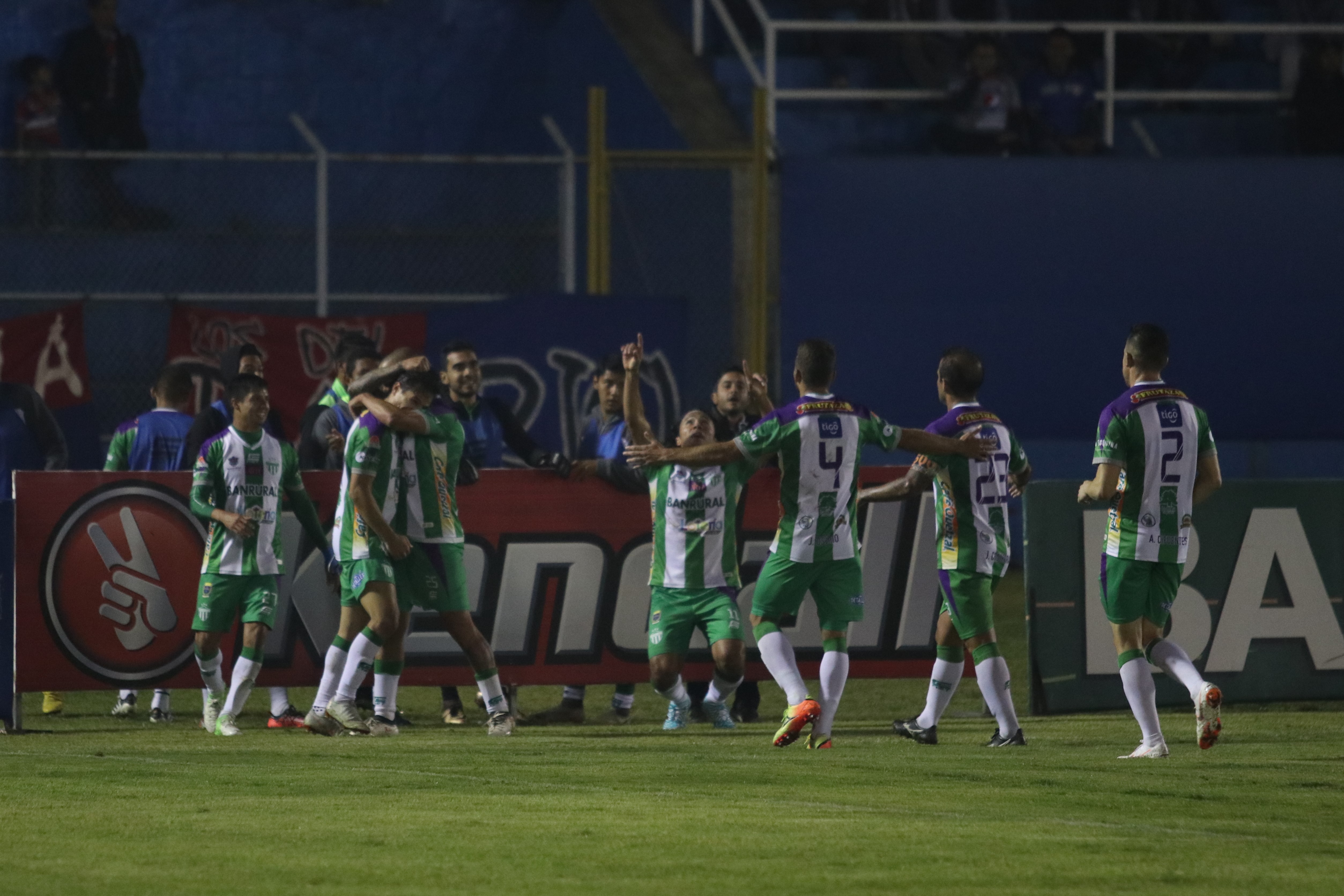 Agustín Herrera celebra con sus compañeros en el Mario Camposeco. (Foto Prensa Libre: Raúl Juárez)