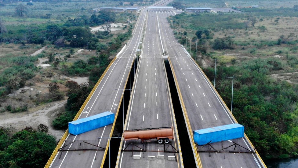 El puente Las Tienditas tiene bloqueados todos sus carriles. AFP