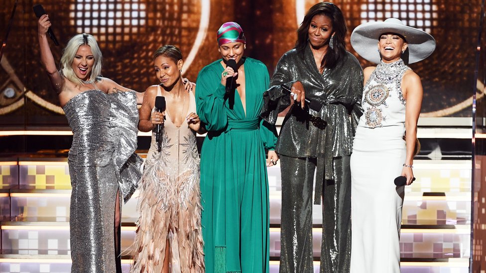 La ex primera dama de Estados Unidos Michelle Obama subió al escenario en el arranque de la 61ª edición de los Grammy.