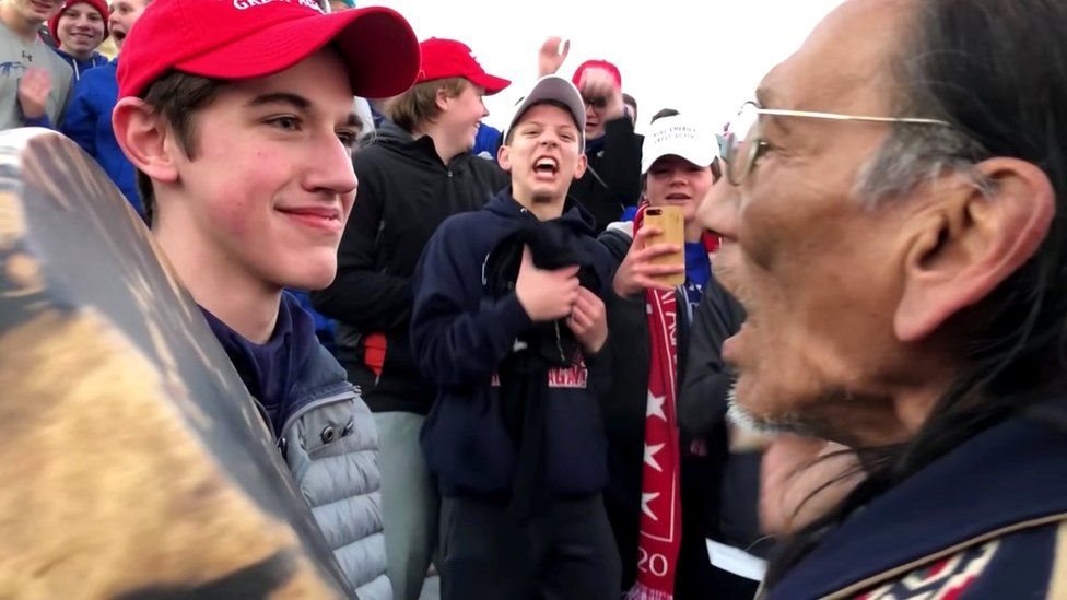 Muchos usuarios en redes sociales interpretaron la sonrisa que esboza Nicholas Sandmann como una burla contra Nathan Phillips. REUTERS