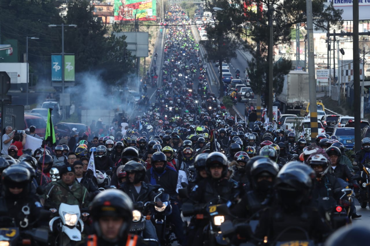 Motoristas se enfilan por la ruta al Atlántico, para salir de la Ciudad de Guatemala rumbo a Esquipulas. (Foto Prensa Libre: Esbin García)