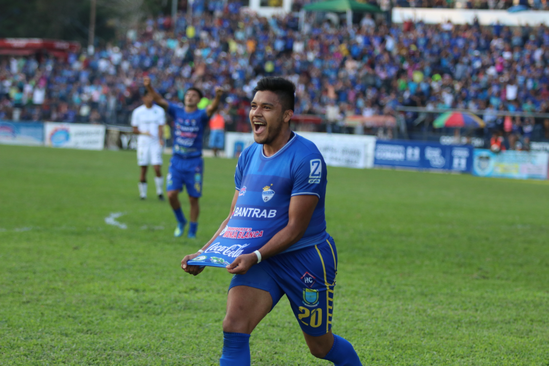 Víctor Guay celebra después de anotar el gol de la victoria de Cobán Imperial contra Comunicaciones. (Foto Prensa Libre: Eduardo Sam)