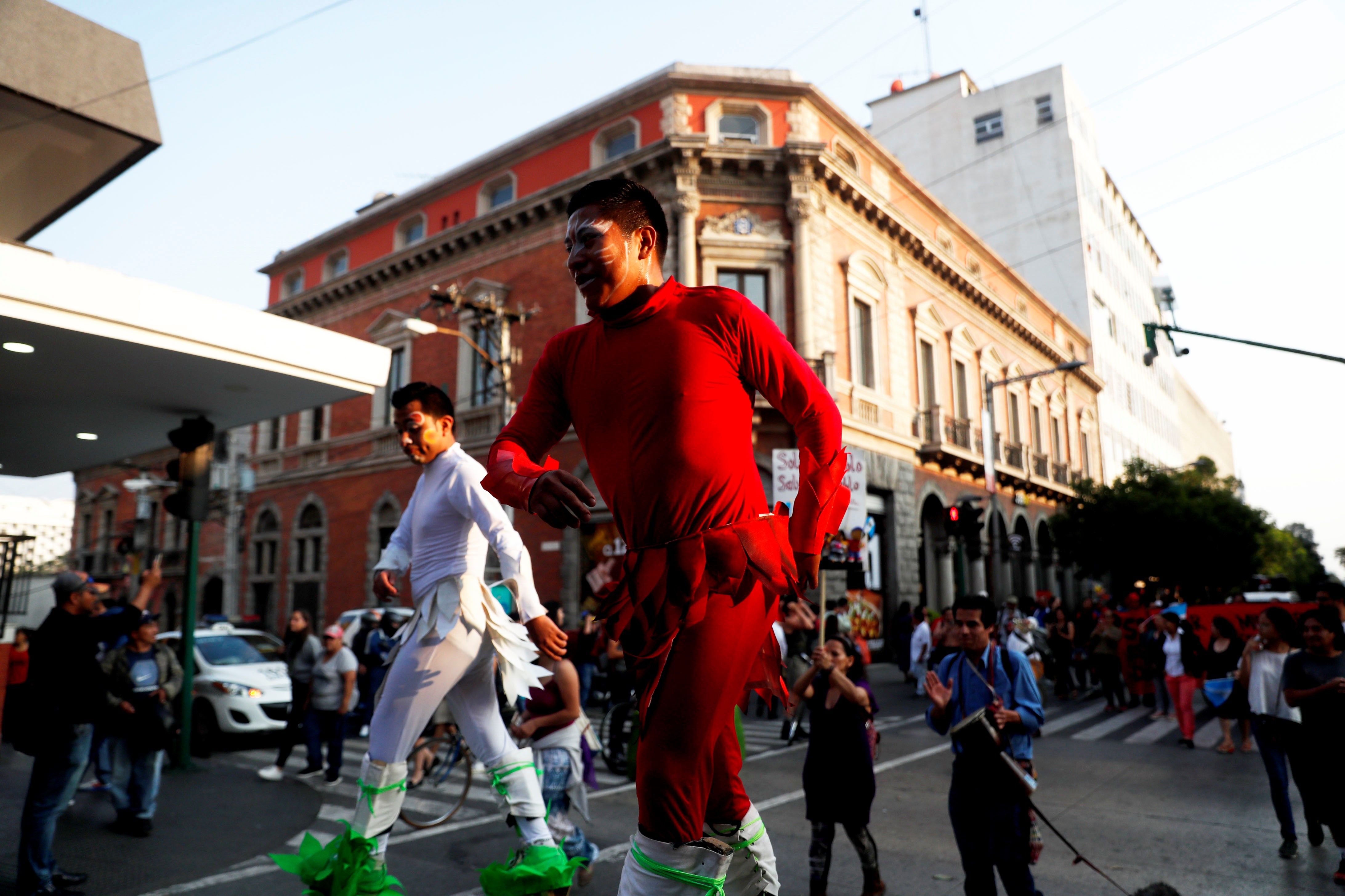 Un grupo de artistas guatemaltecos participa en una marcha en 2019. (Foto Prensa Libre: HemerotecaPL)