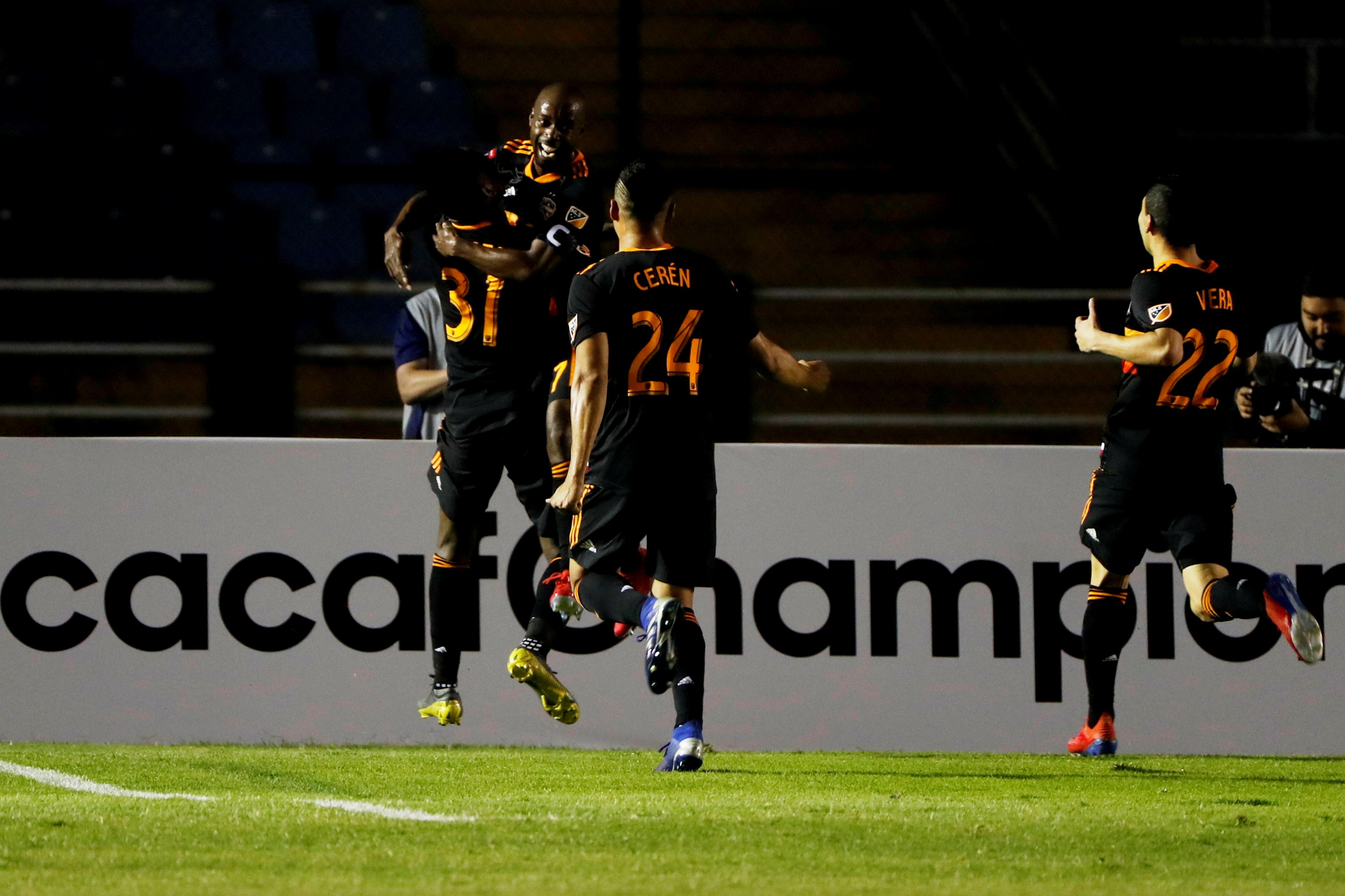 El equipo del Houston Dynamo de la MLS ganó en el juego de ida en el Doroteo Guamuch Flores. (Foto Prensa Libre: EFE)