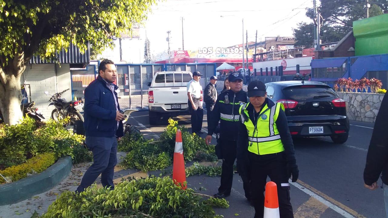 Encapuchados bloquearon durante unos minutos el ingreso principal al campus central de la Usac en rechazo a la prohición de bautizos. (Foto Prensa Libre: Cortesía)