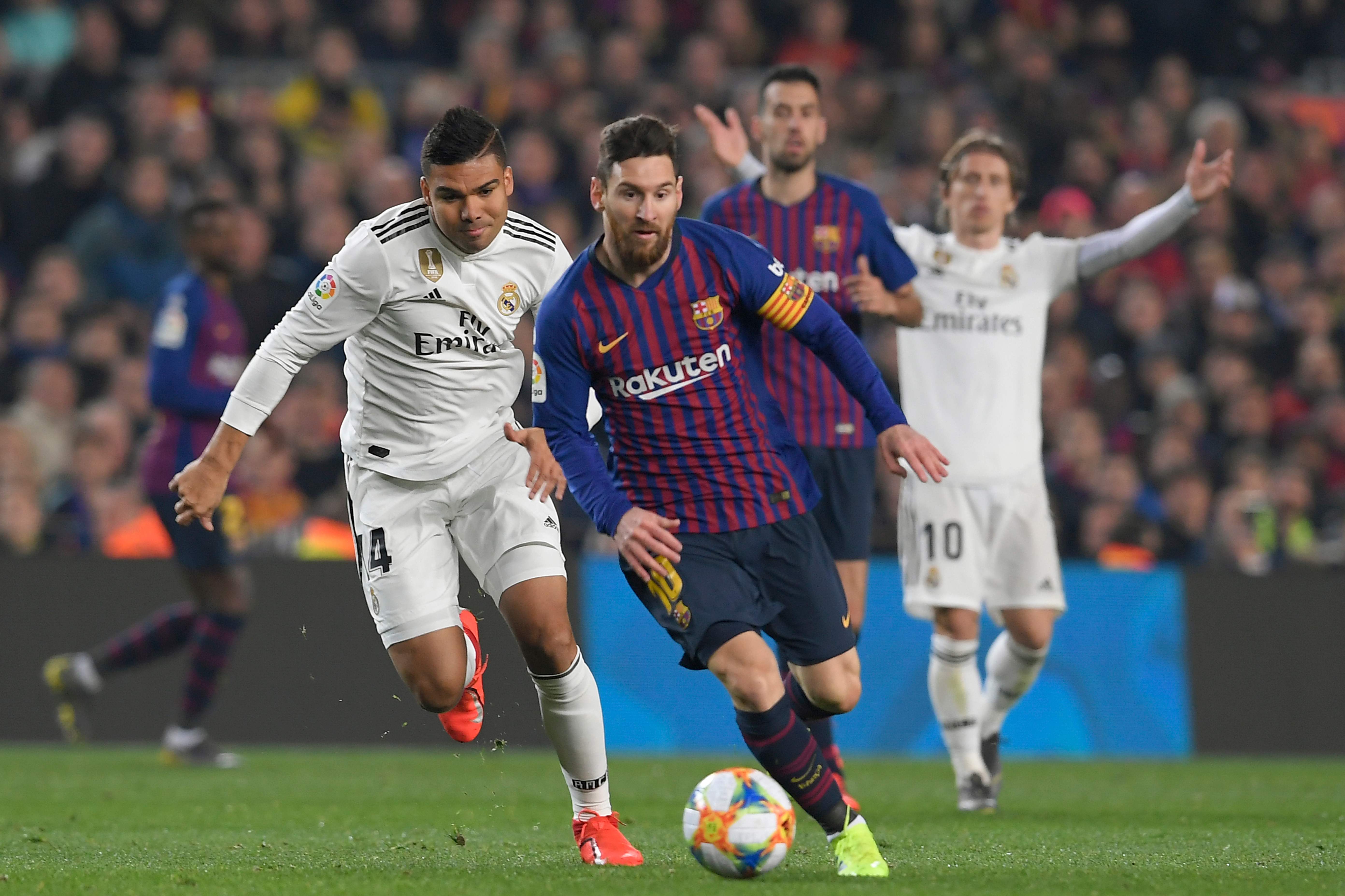 Lionel Messi conduce el balón. Lo persigue el brasileño del Real Madrid Casemiro (Foto Prensa Libre: AFP)