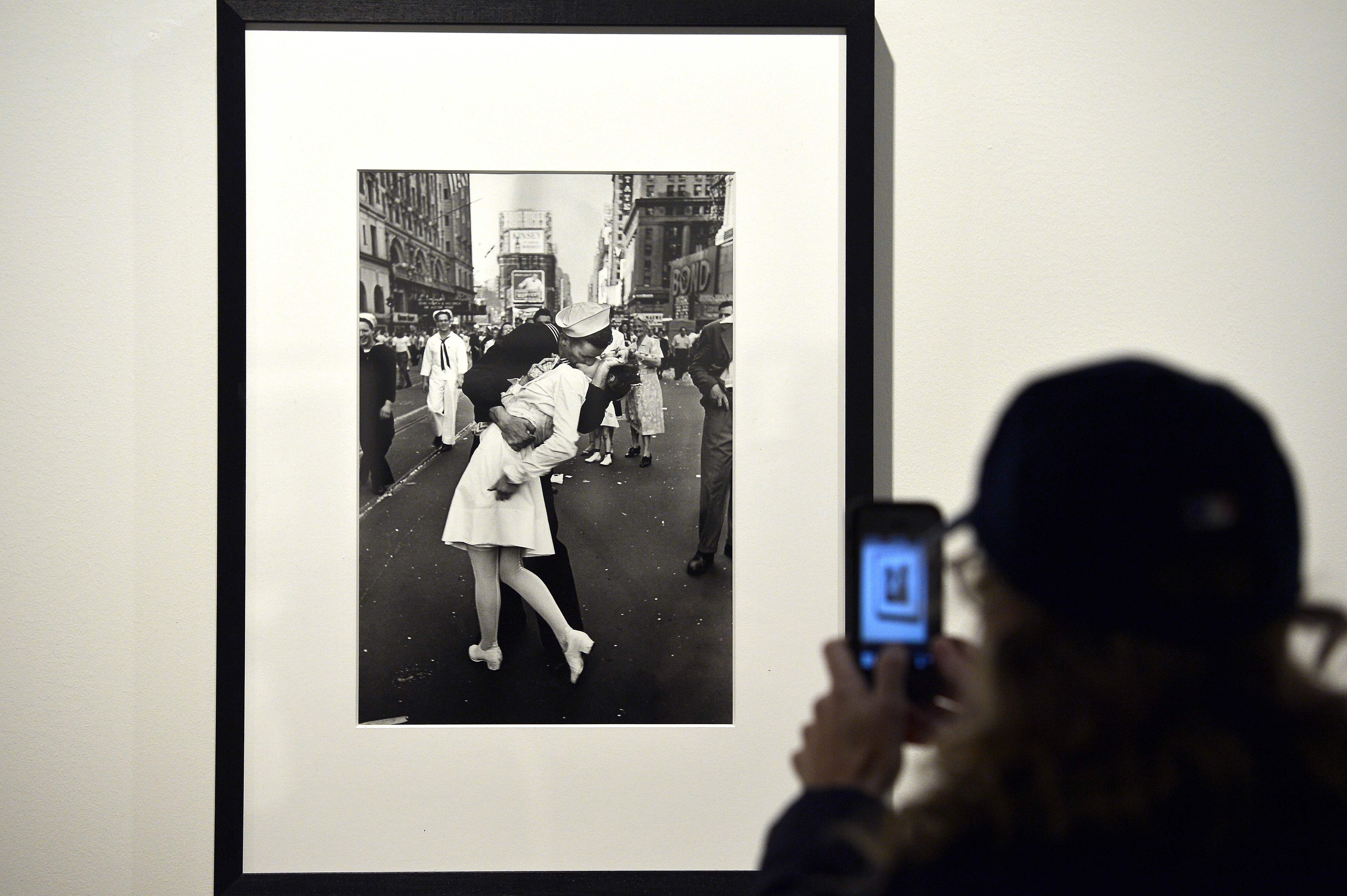 La icónica foto de Alfred Eisenstaedt  fue tomada Times Square, Nueva York, en 1945. (Foto Prensa Libre: EFE)