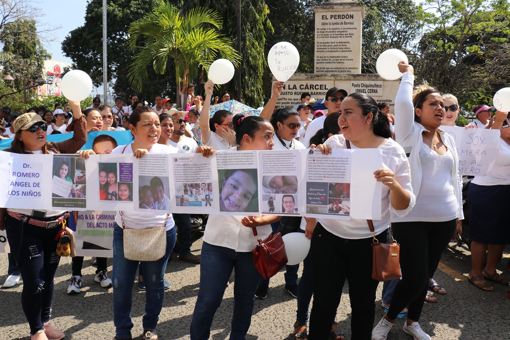 Vecinas que también apoyaron la marcha muestran su apoyo al pediatra Joshua Alberto Romero. (Foto Prensa Libre: José Boya). 