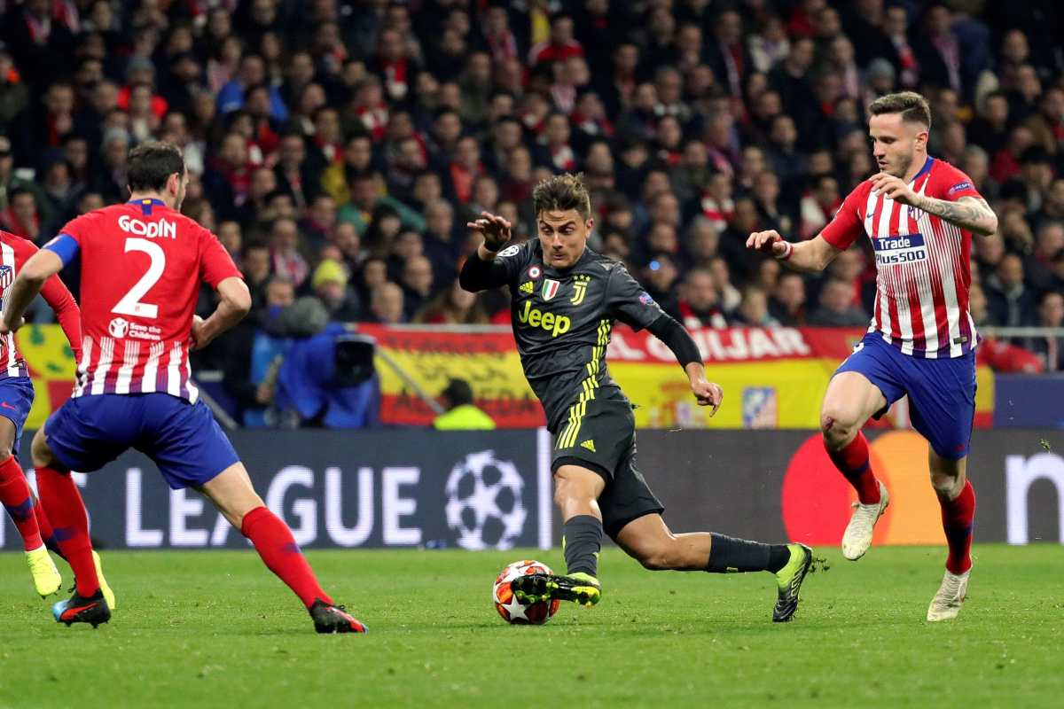 El centrocampista argentino de la Juventus, Paulo Dybala (c), intenta llevarse el balón ante los jugadores del Atlético de Madrid. (Foto Prensa Libre: EFE)