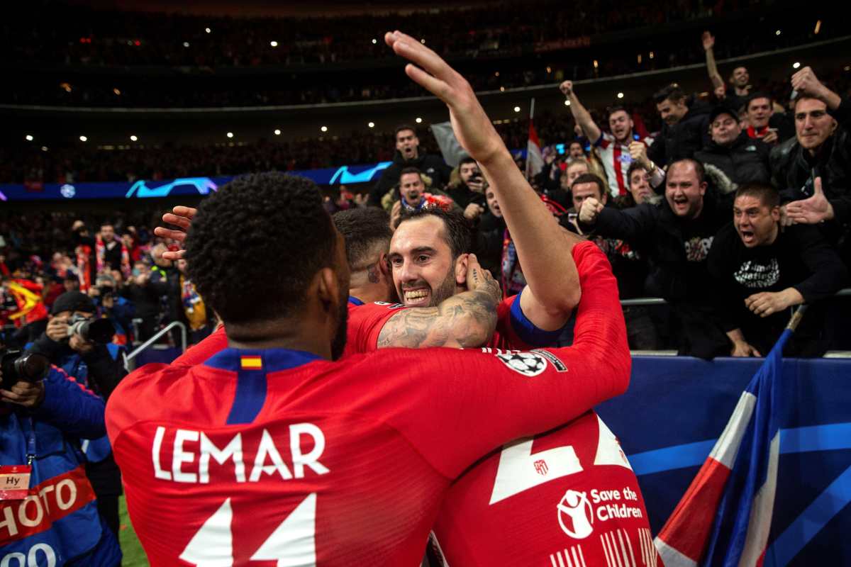 El defensa uruguayo del Atlético de Madrid Diego Godín (c) celebra con sus compañeros su gol. (Foto Prensa Libre: EFE)