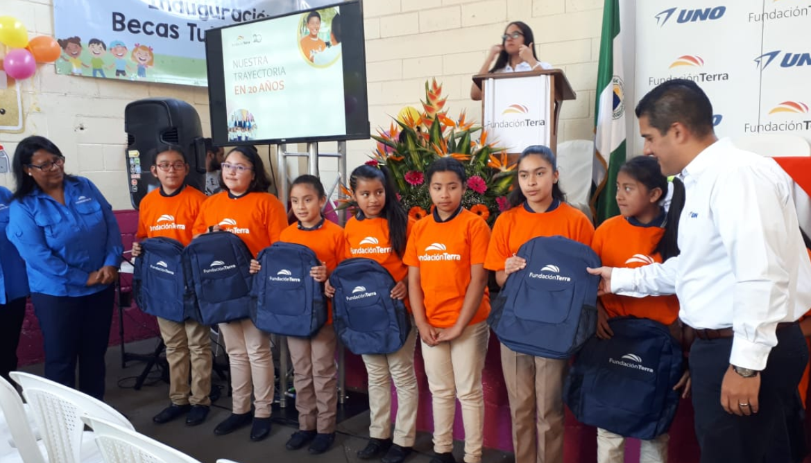 Estudiantes destacadas que fueron beneficiadas con el programa Becas Tutoría. (Foto Prensa Libre: Eslly Melgarejo). 

