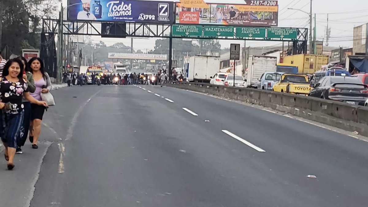 Tránsito complicado en el km 19 de la ruta al Pacífico, donde vecinos de la colonia Santa Isabel manifiestan para exigir seguridad. (Foto Prensa Libre: @SantosDalia).
 
