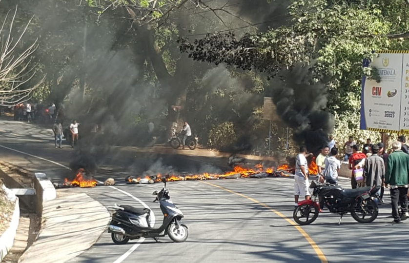 Uno de los bloqueos en Chiquimulilla, donde pobladores exigen servicio de energía eléctrica. (Foto Prensa Libre: Oswaldo Cardona).  