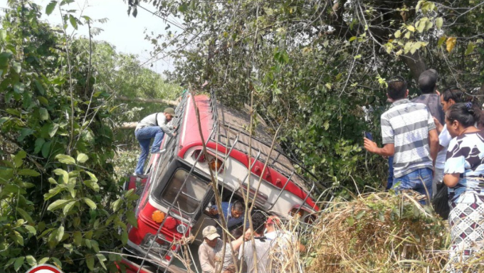 El bus de los Transportes Veloz Obereña quedó en una hondonada. (Foto Prensa Libre: Bomberos Municipales Departamentales).

