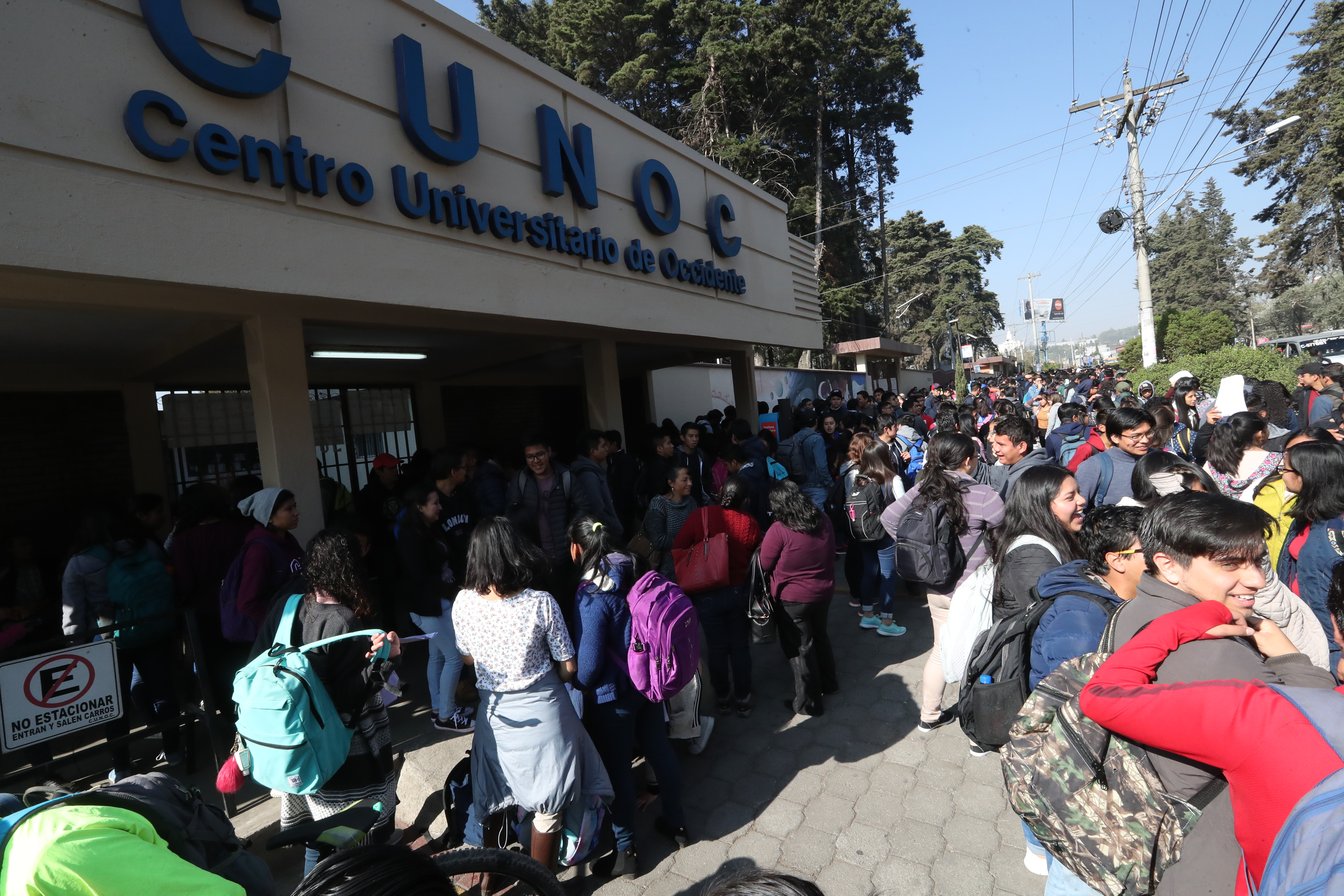 Cientos de estudiantes del Centro Universitario de Occidente (Cunoc), no lograron ingresar al campus debido a que encapuchados tomaron los módulos. (Foto Prensa Libre: Mynor Toc)