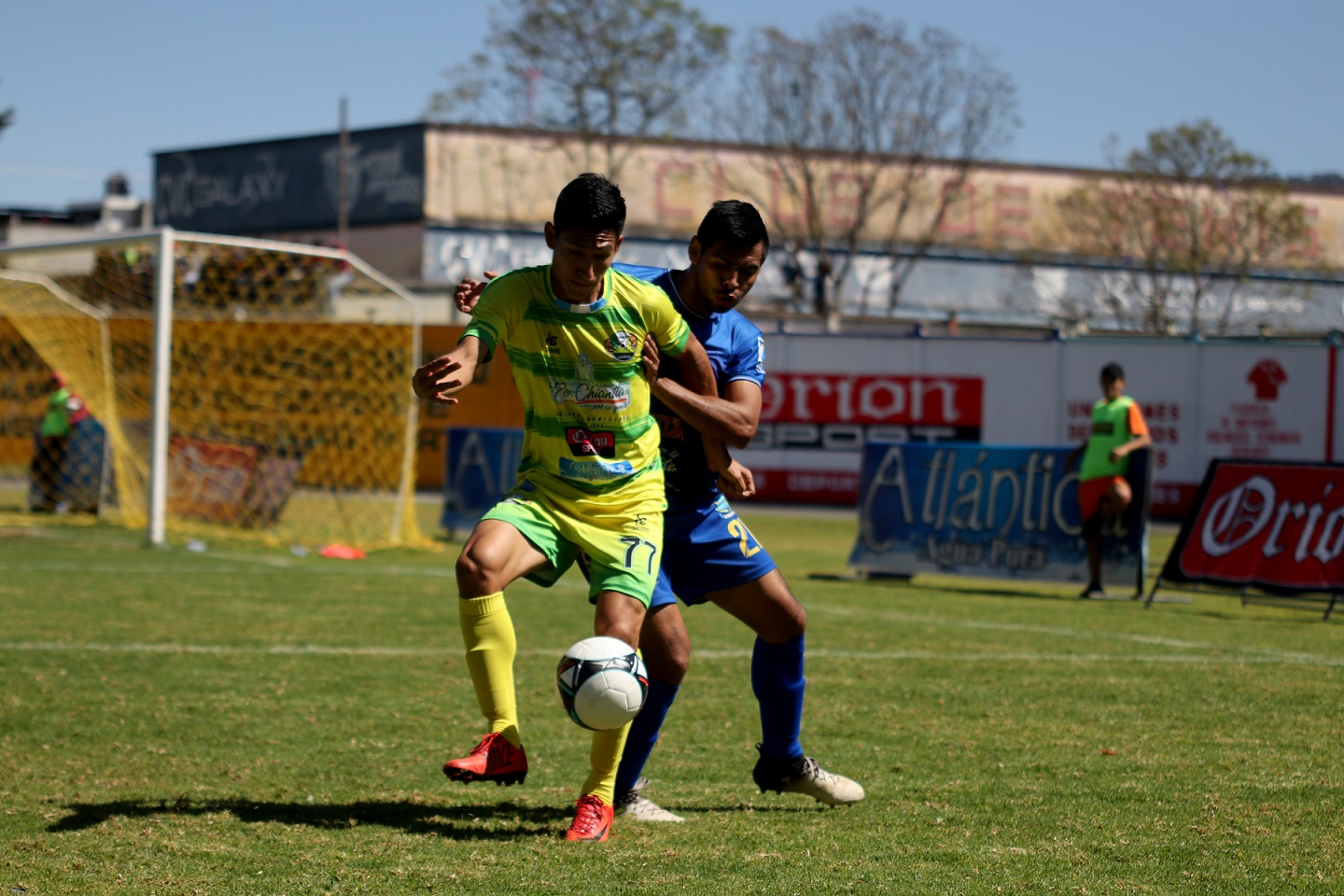 Diego Orozco de Chiantla defiende el balón de Byron Leal de Cobán Imperial. (Foto Prensa Libre: Mike Castillo)