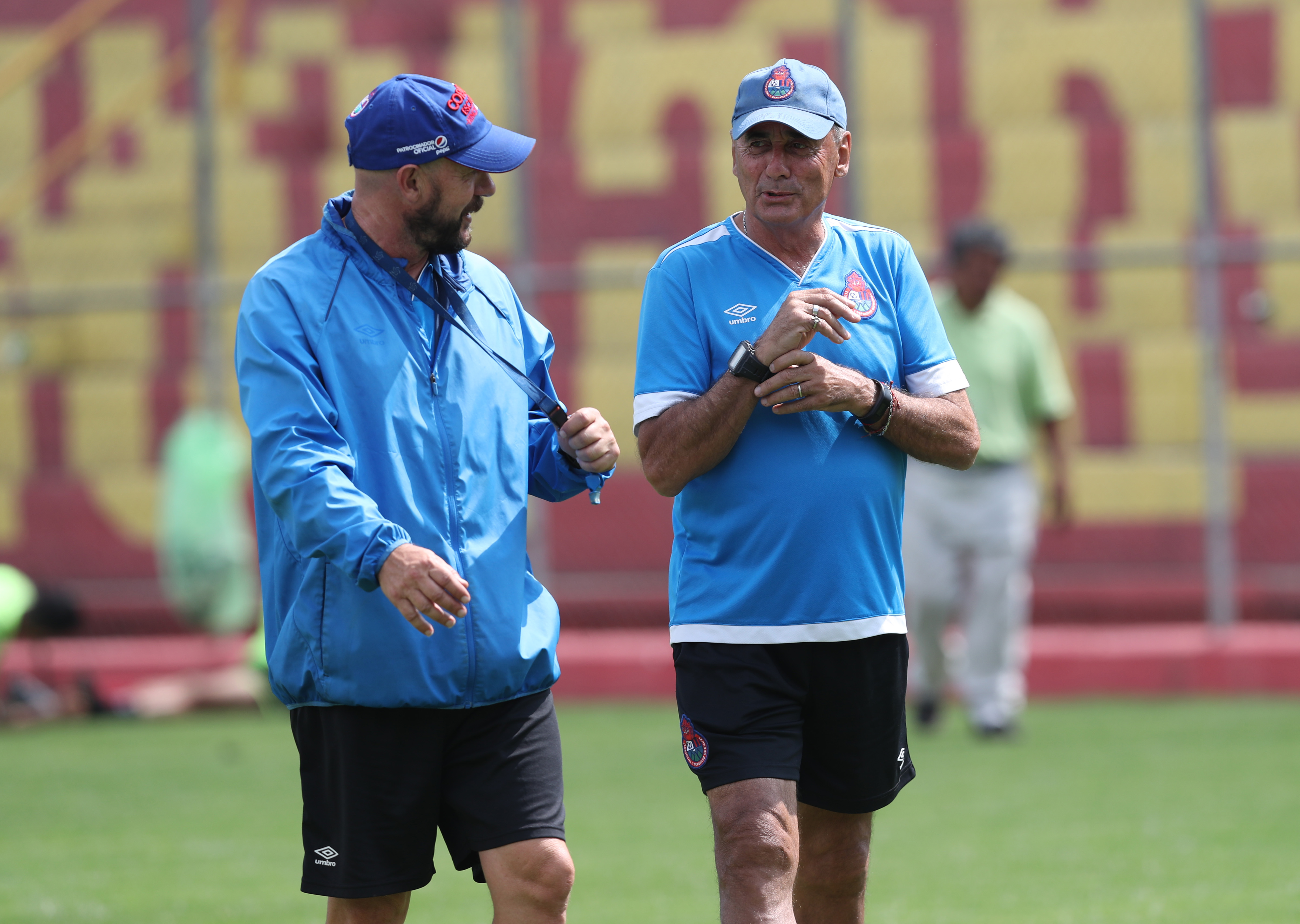 Horacio Cordero conversa con el preparador físico escarlata Rubén González. (Foto Prensa Libre: Jorge Ovalle)