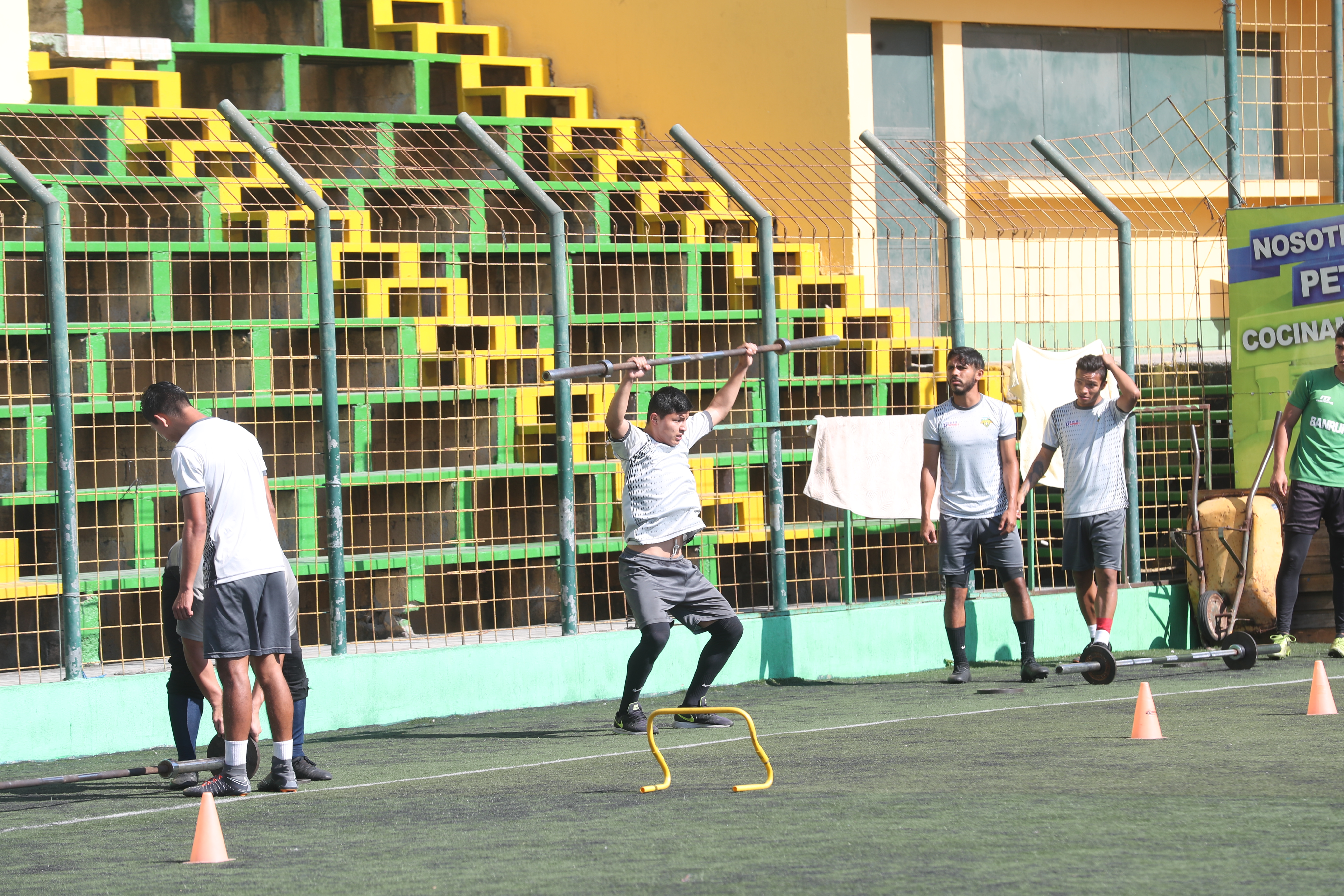 El volante cobanero Brolin Wynalda Valdizón se ejercita este jueves en el estadio Julio Armando Cóbar de San Miguel Petapa, a  la espera de poder debutar en la Liga Nacional (Foto Prensa Libre: Edwin Fajardo)