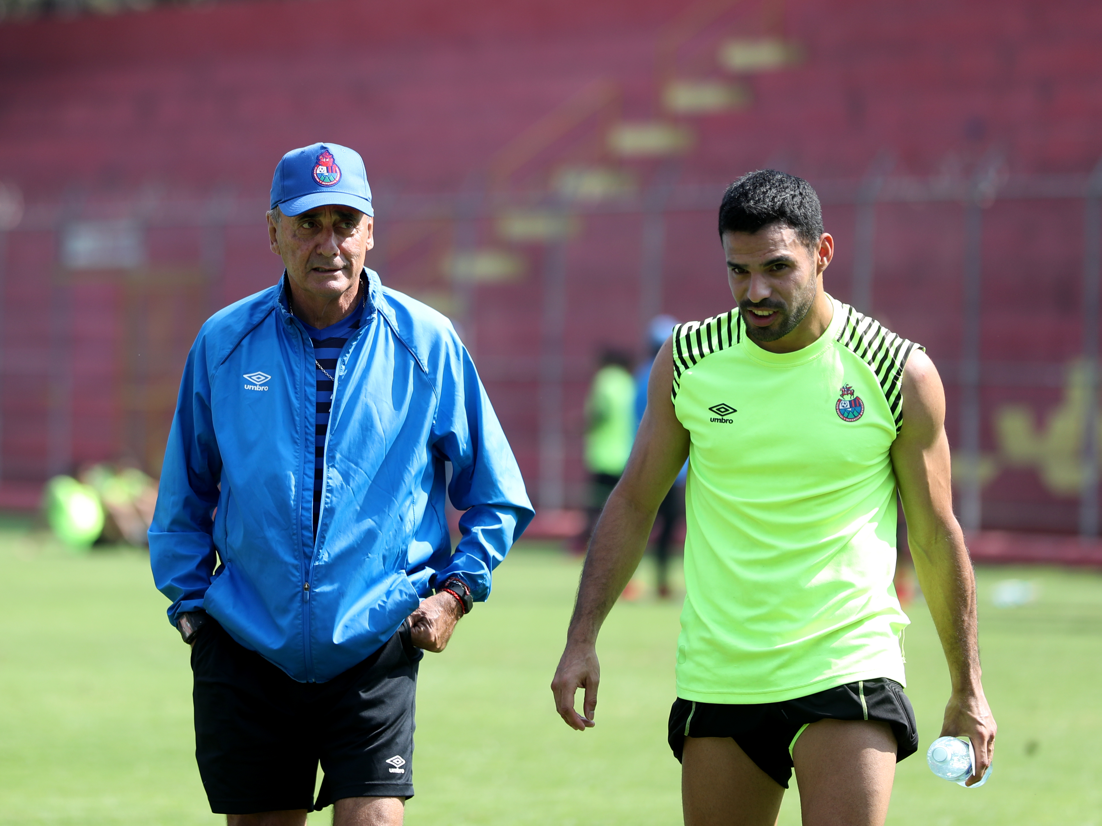 Horacio Cordero camina junto al nicaragüense Juan Barrara durante el último entrenamiento de Municipal previo al enfrentamiento contra Guastatoya. (Foto Prensa Libre: Carlos Vicente)