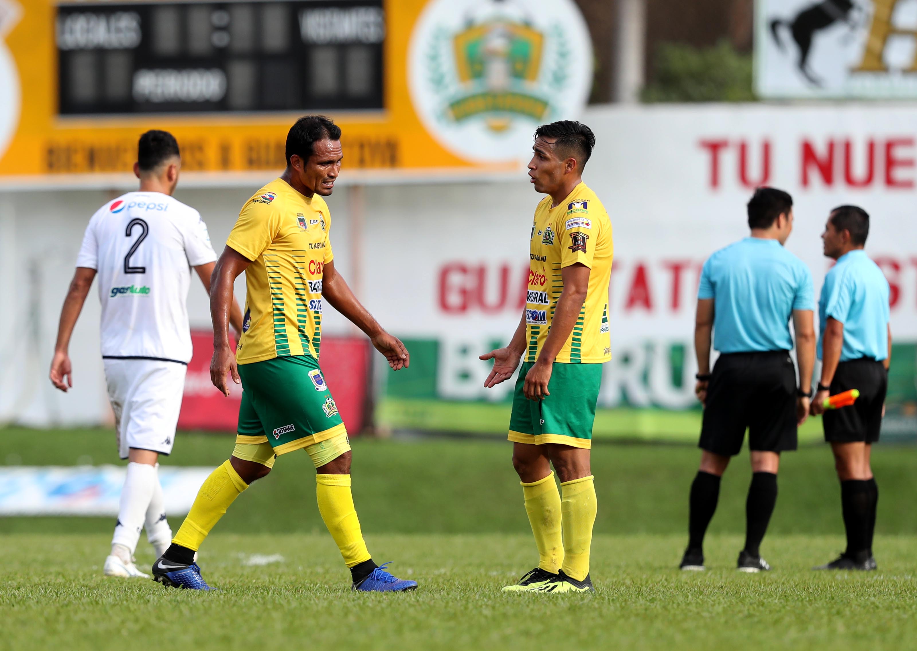 Hace un poco menos de dos meses Guastatoya ganaba el bicampeonato frente a Comunicaciones, hoy el cuadro pechoamarillo el el colero de la Liga Nacional. (Foto Prensa Libre: Francisco Sánchez)