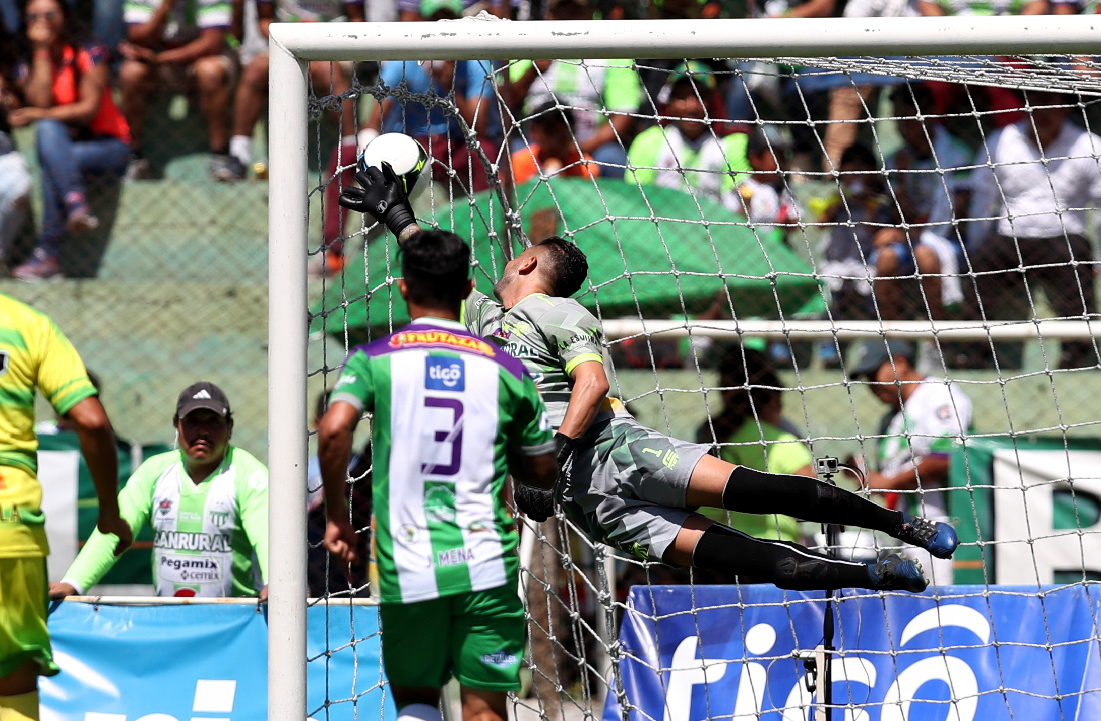 Daniel Guzmán celebra después de anotar en el empate de Chiantla contra Antigua GFC. (Foto Prensa Libre: Carlos Vicente)