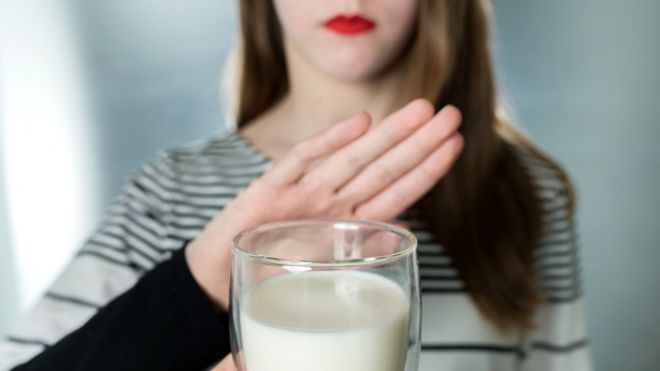 La recomendación general para perder kilos es que no debemos saltarnos ninguna comida, pero ¿funciona? (GETTY IMAGES)