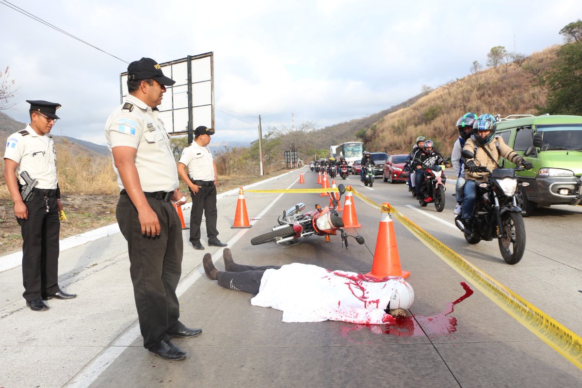 PNC  atrajo la atención los motoristas con esta inusual campaña. (Foto Prensa Libre: PNC)