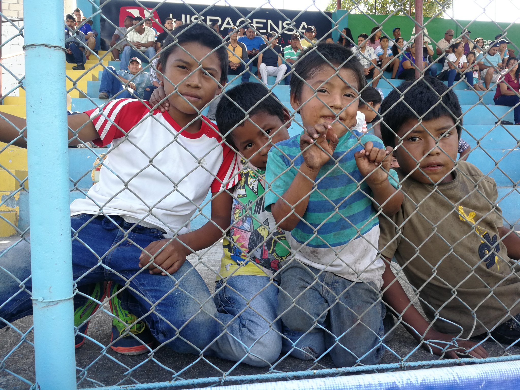 Los hermanos Ismael, Jhonny, Bryan y Carlos Aguilar Elías son fieles admiradores de la Máquina Celeste. Ayer interrumpieron su trabajo para llegar al estadio Municipal de Sanarate y apoyar a su representativo en el juego contra Antigua GFC (Foto Prensa Libre: Edwin Fajardo)