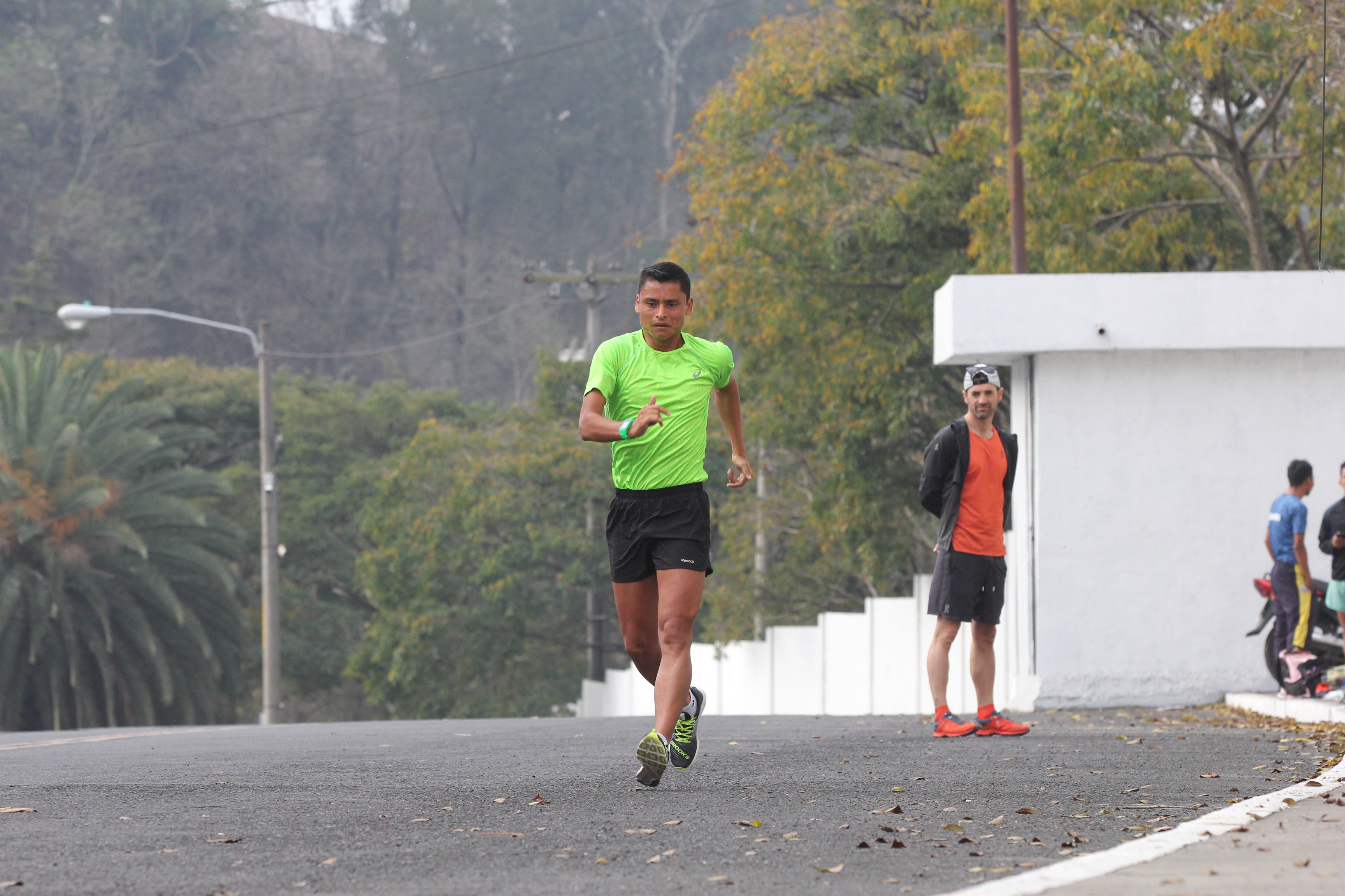 Érick Barrondo durante su entrenamiento en el Doroteo Guamuch Flores. (Foto Prensa Libre: Luis López)