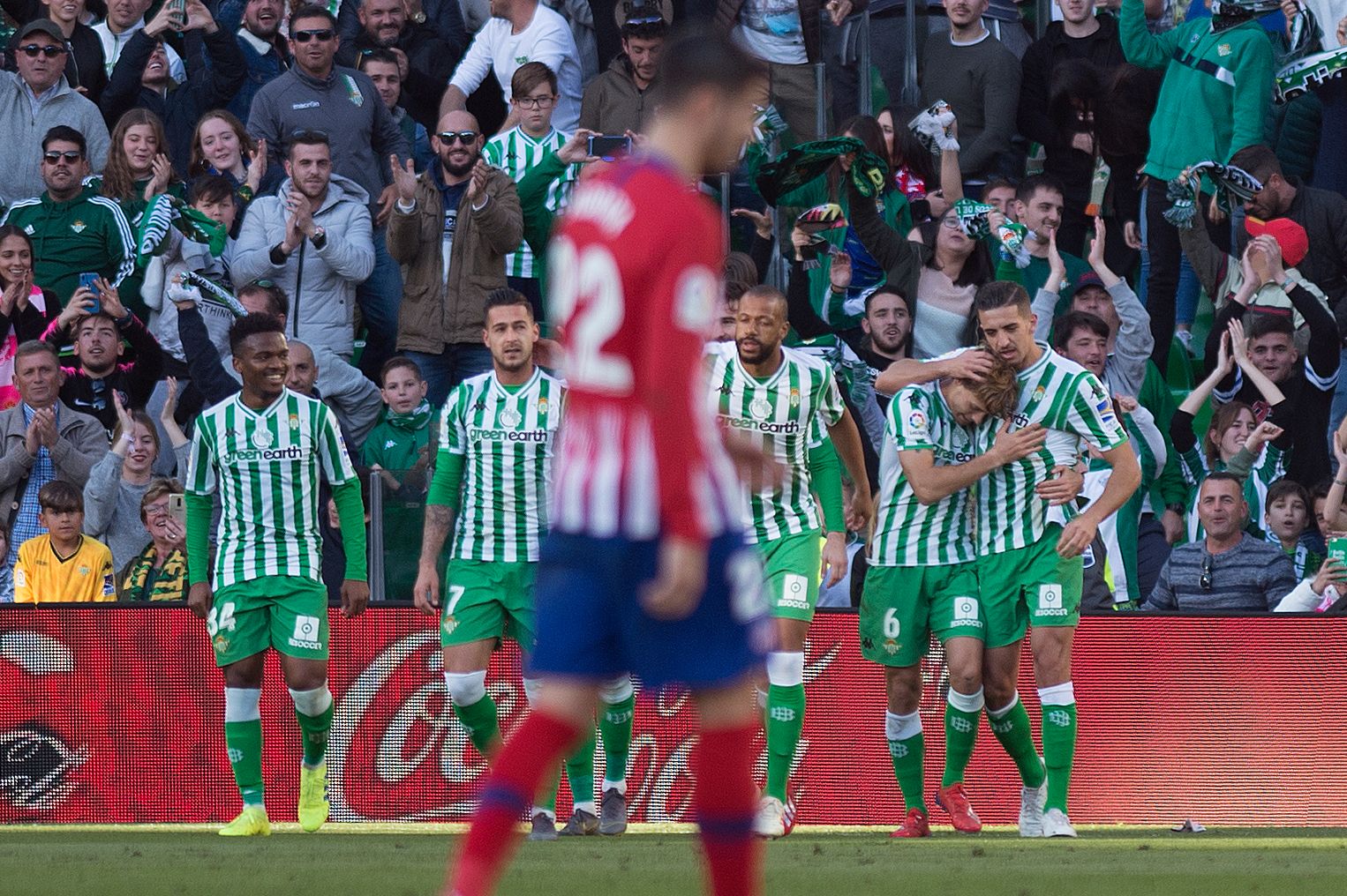 Las dos caras de la moneda, en el juego entre Atlético y Betis. (Foto Prensa Libre: AFP)