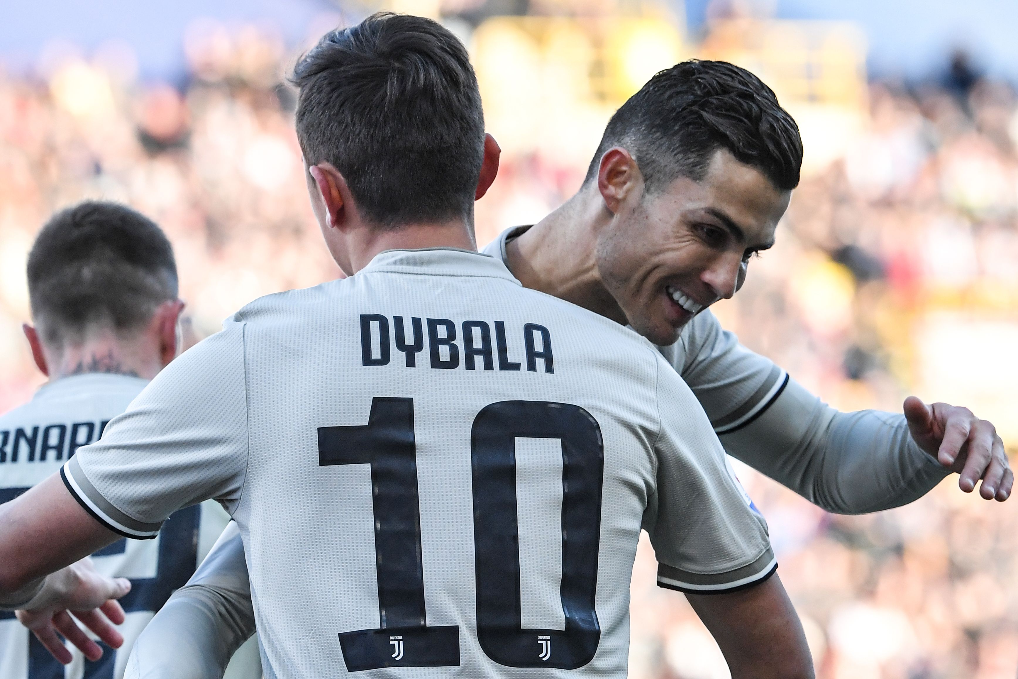 Paulo Dybala festeja con Cristiano Ronaldo, después de marcar el gol del triunfo. (Foto Prensa Libre: AFP)