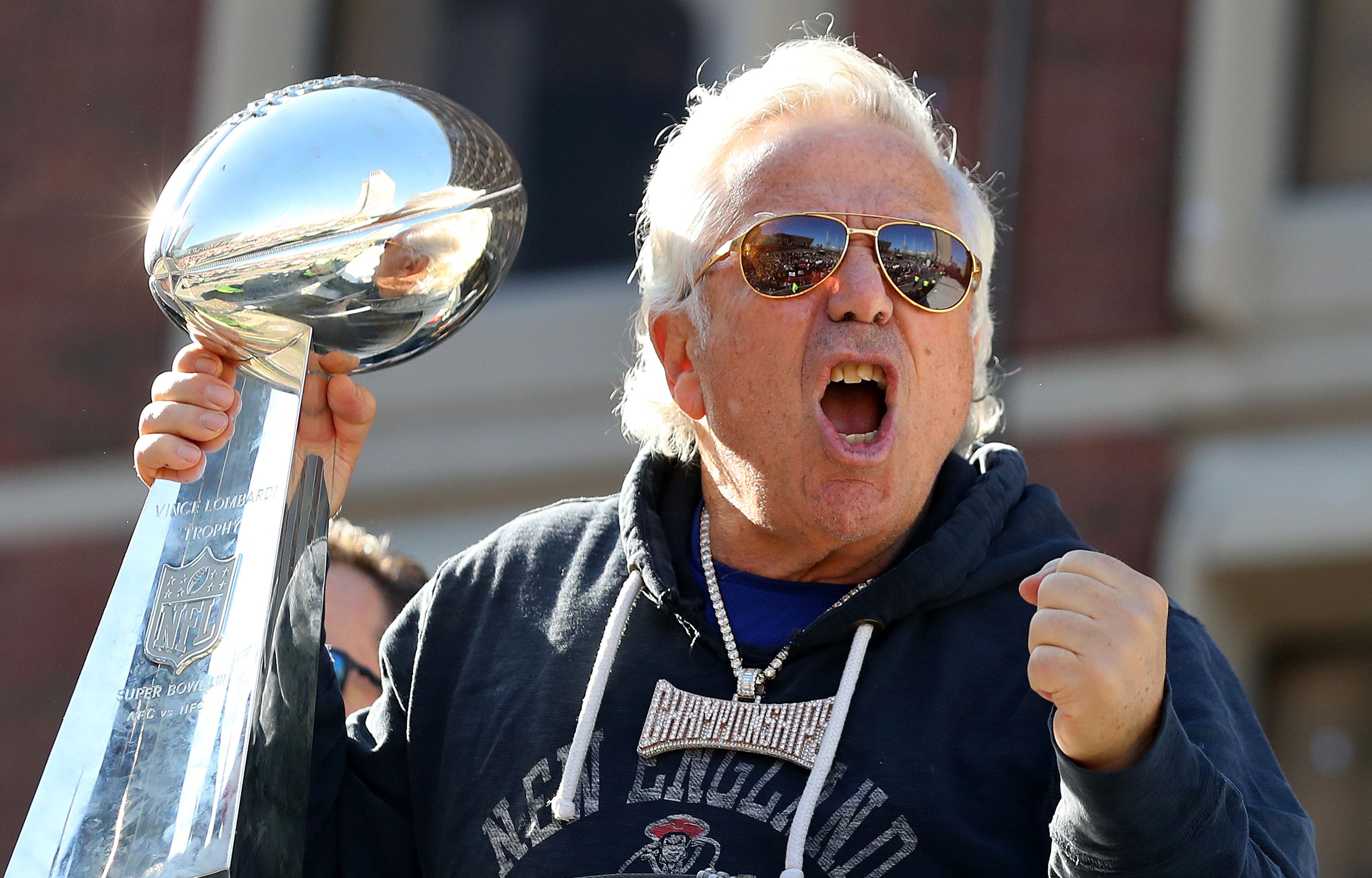 Robert Kraft celebró con su equipo, los Patriotas de Nueva Inglaterra. (Foto Prensa Libre: AFP)