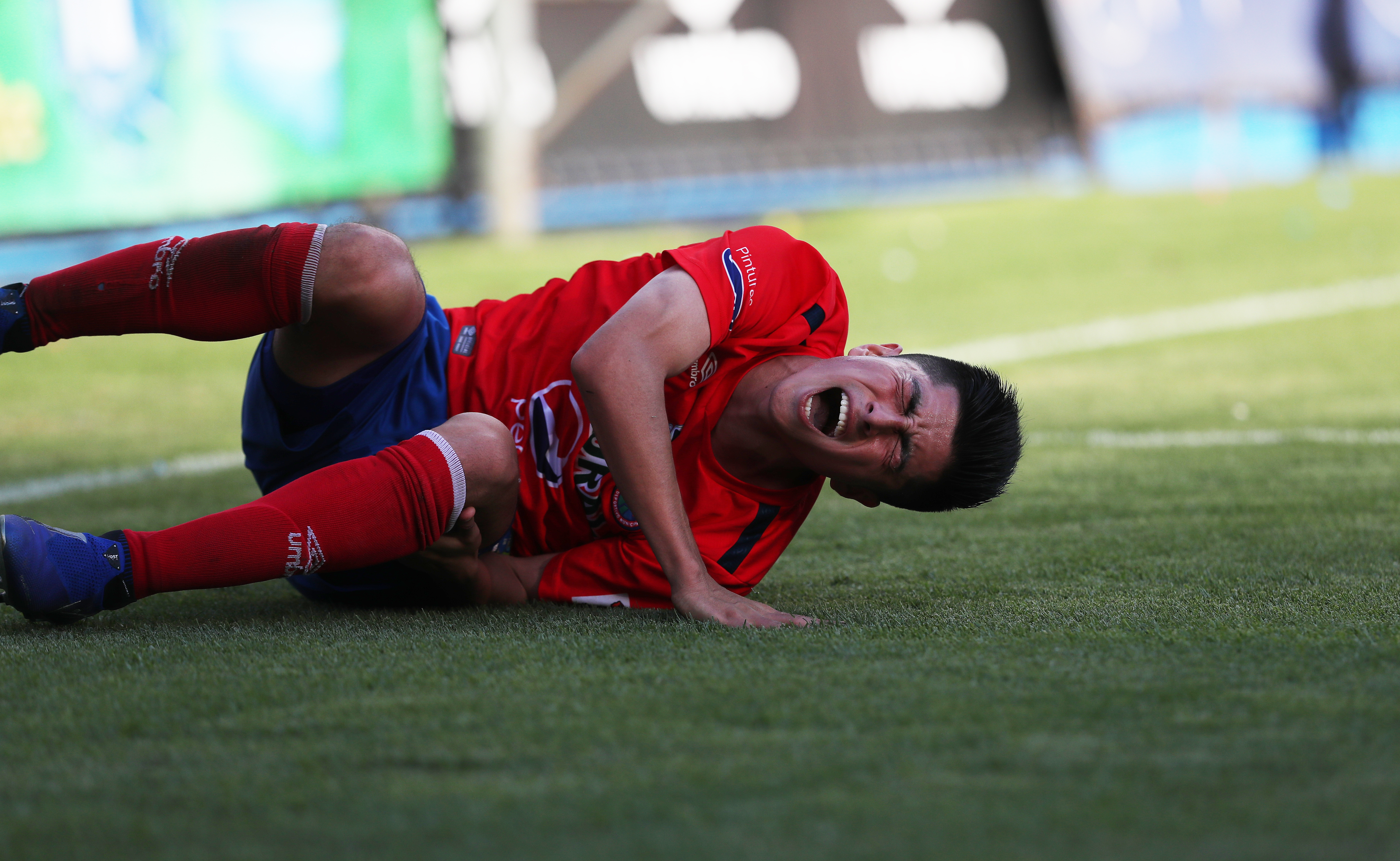 Frank de León se lesionó en los minutos finales del partido entre  Municipal e Iztapa. (Foto Prensa Libre: Francisco Sanchéz) 