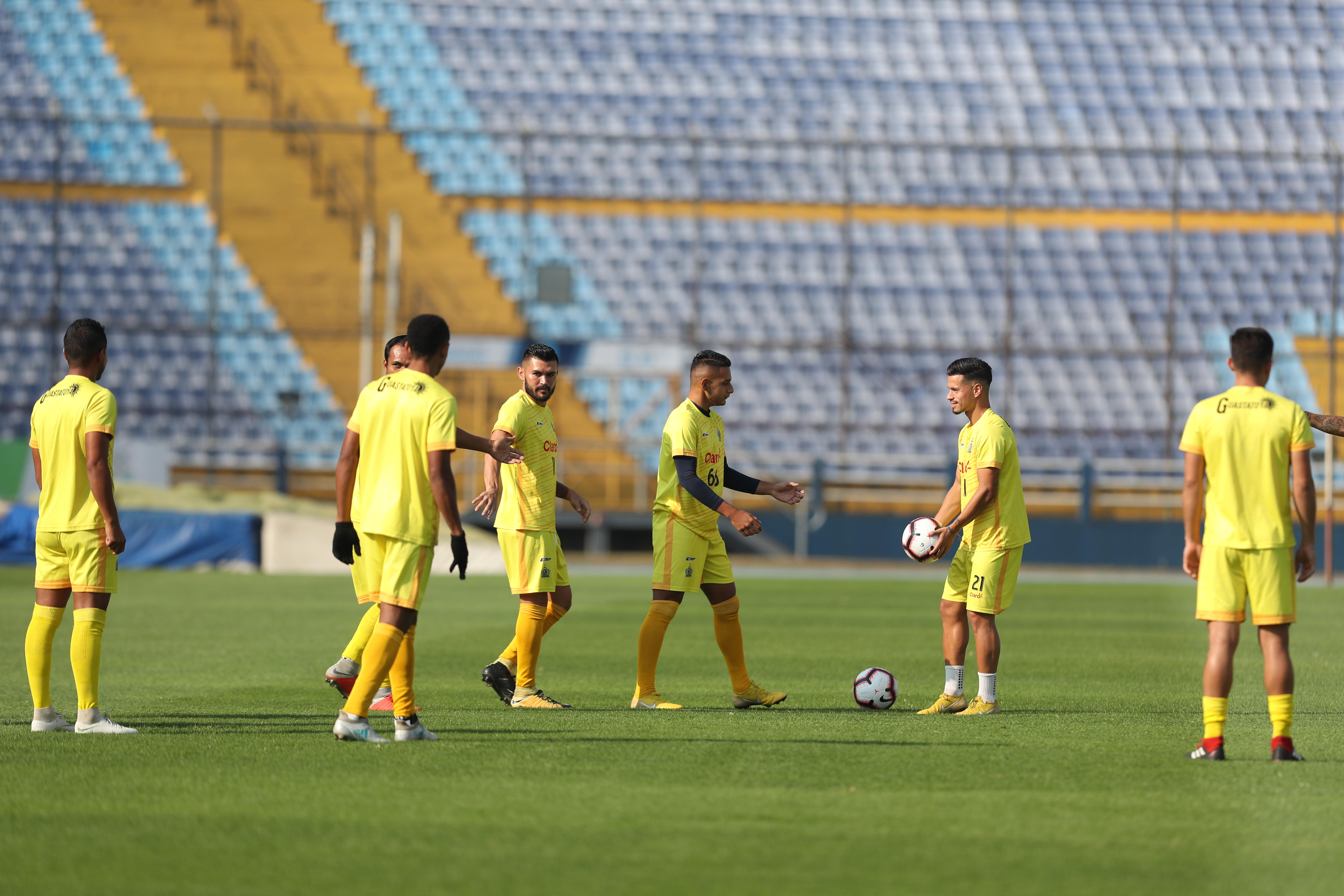 Los jugadores de Guastatoya durante el entrenamiento de este lunes en el estadio Doroteo Guamuch Flores. (Foto Prensa Libre: Francisco Sánchez)