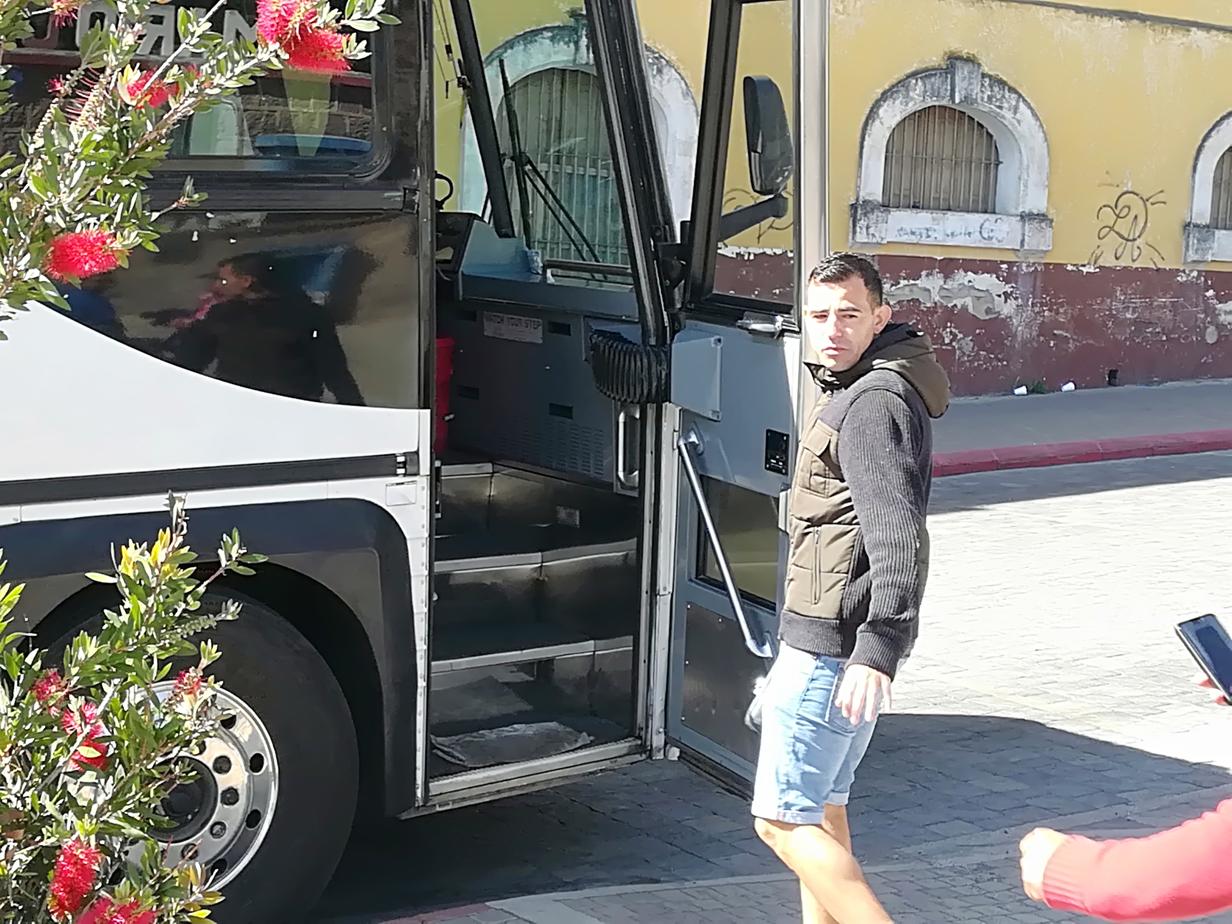 Marco Pappa subió al autobús antes de la salida para alentar a sus compañeros en el importante juego de esta noche. (Foto Prensa Libre: Raúl Juárez)