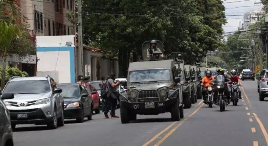 Los jeeps J8 que donó EE. UU. para tareas de narcotráfico fueron utilizados el 31 de agosto del 2018, para rondar la sede de la Cicig. (Foto Prensa Libre: Hemeroteca PL)