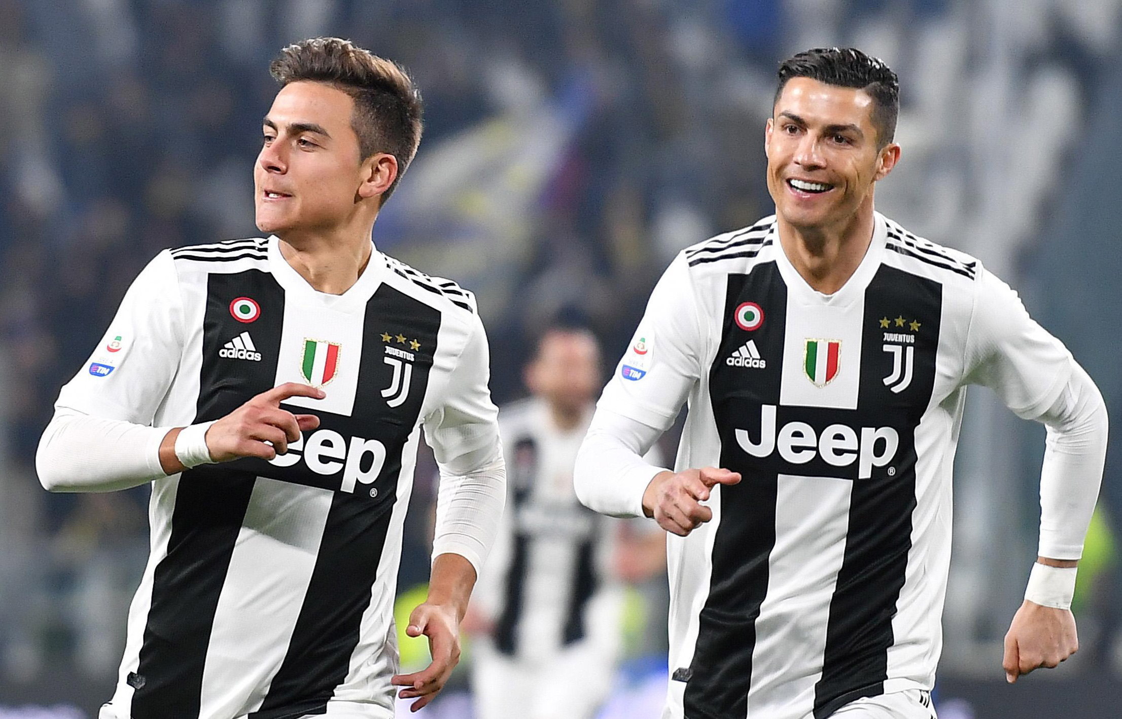 Dybala y Cristiano celebran frente al Frosinone. (Foto Prensa Libre: EFE)