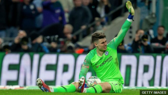 El técnico Maurizio Sarri quiso cambiar a Kepa después de ver al portero con evidentes muestras de dolor al sufrir un calambre. GETTY IMAGES