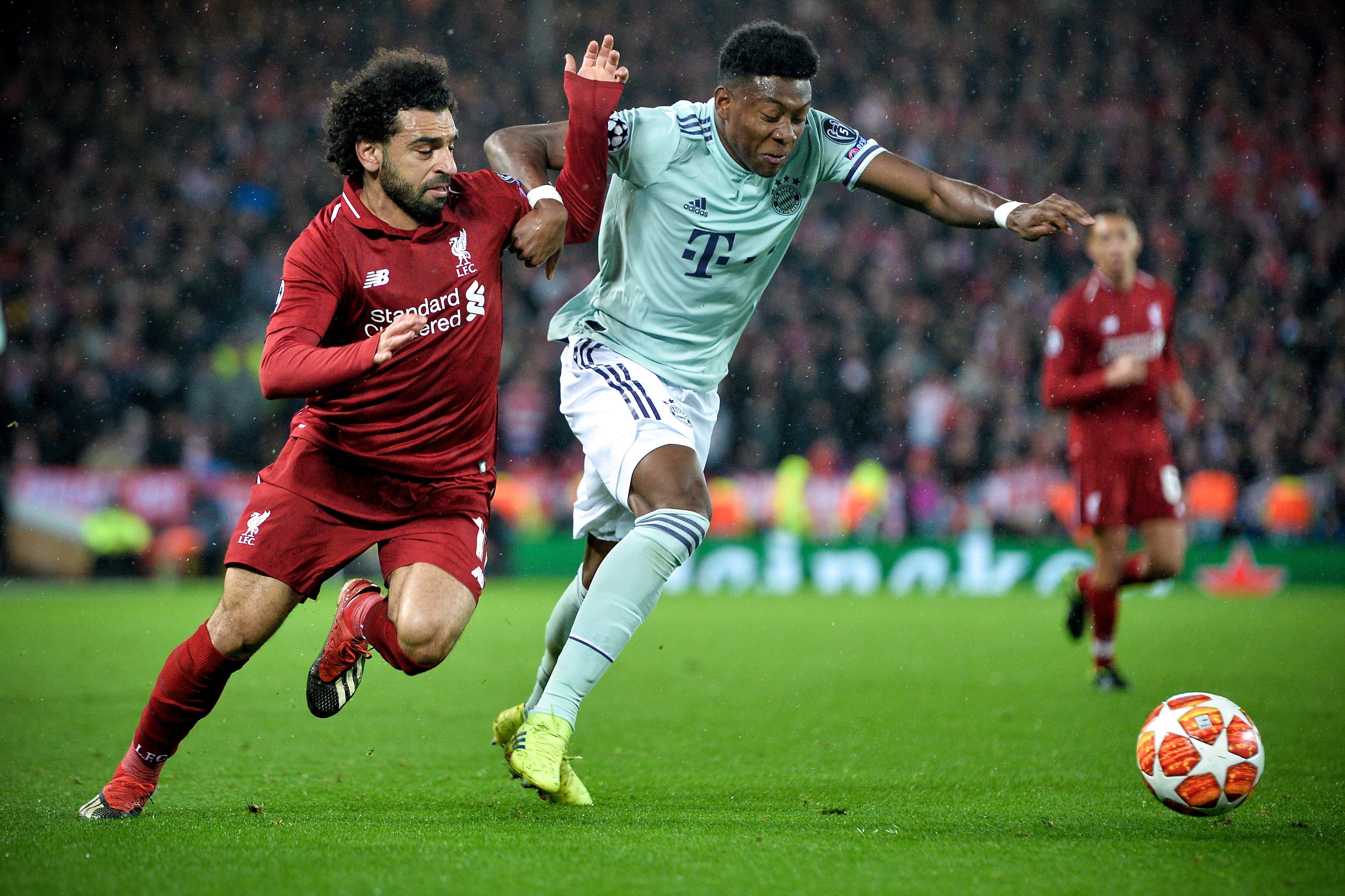 Mohamed Salah y Franck Ribéry, pelean por el balón. (Foto Prensa Libre: EFE)