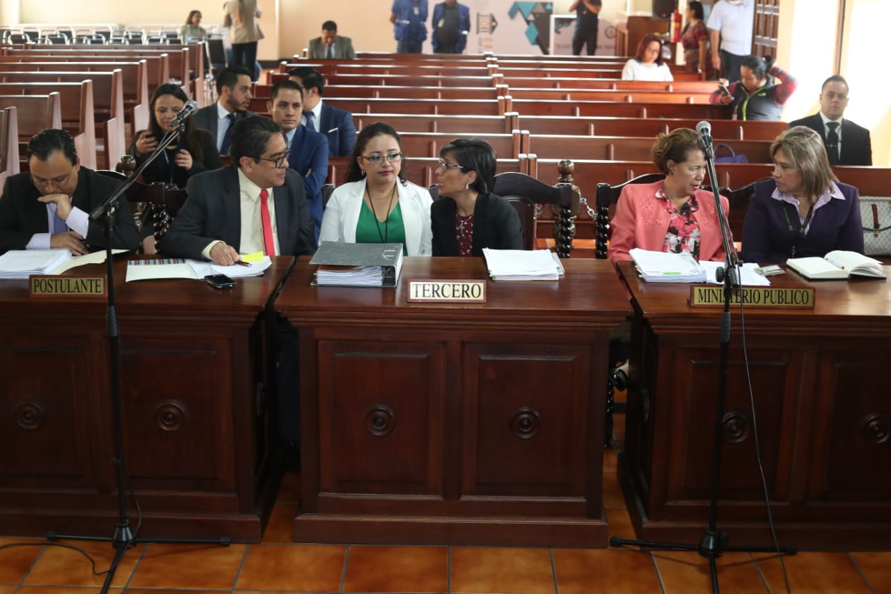 Los amparistas se preparan para argumentar ante los magistrados de la Corte de Constitucionalidad, a la derecha las representantes del MP dialogan. (Foto Prensa Libre: Esbin García) 