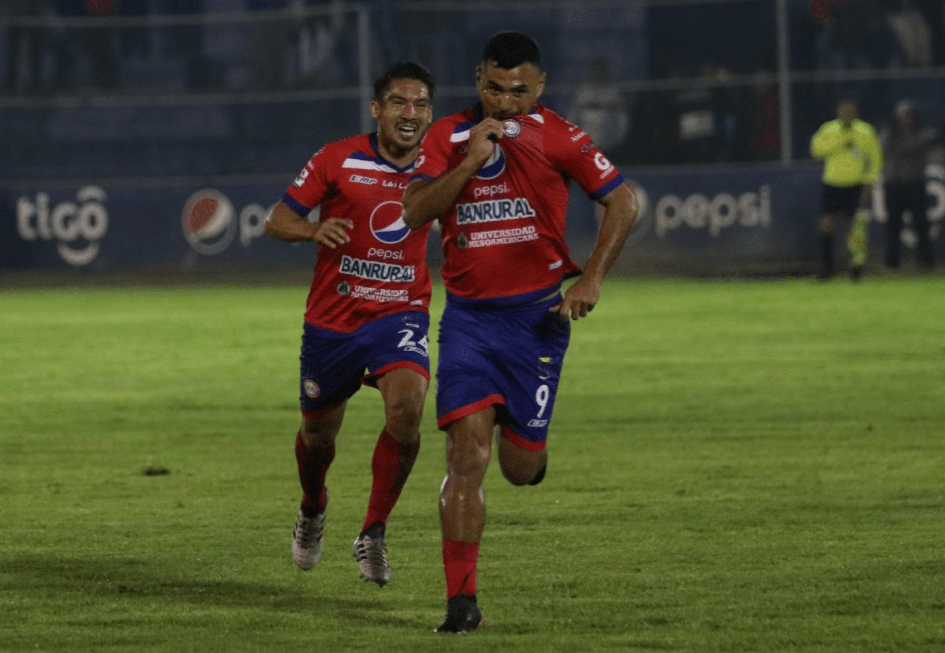 Mario Castellanos celebra después del tanto que colocó en ventaja a Xelajú MC contra Antigua GFC. (Foto Prensa Libre: Raúl Juárez)