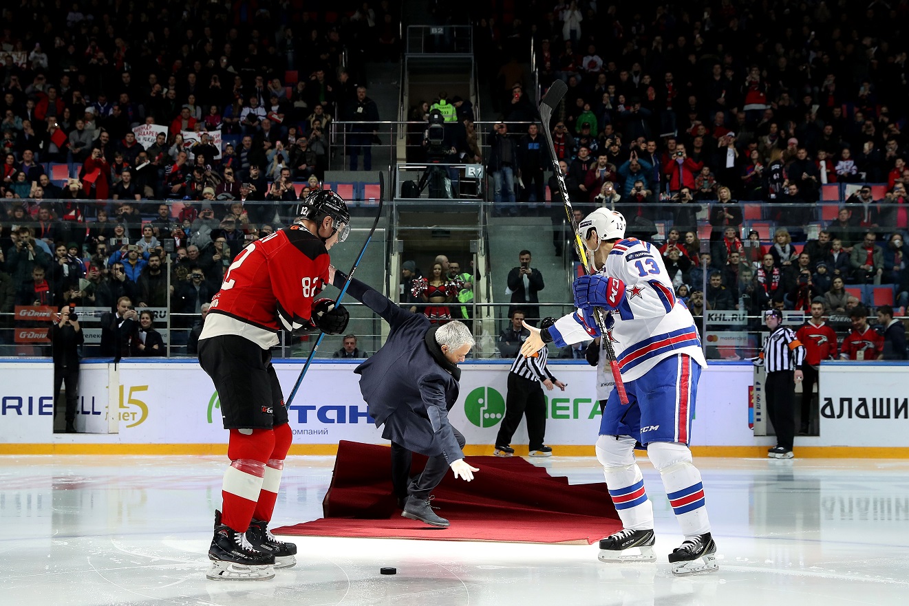 Jose Mourinho sufre una caída en el saque inaugural en un partido de Hockey. (Foto Prensa Libre: AFP)