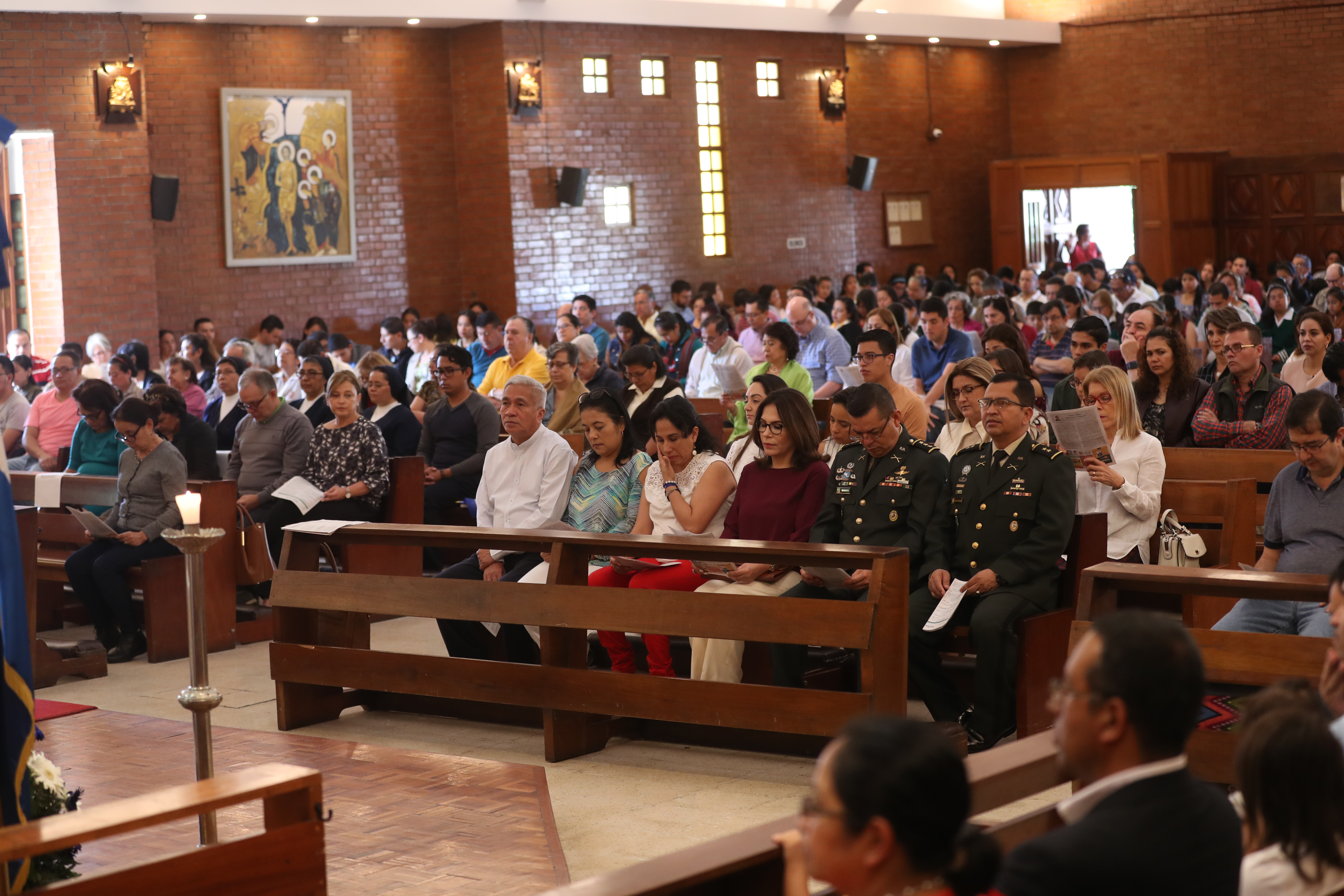 Comunidad hondureña, funcionarios de Honduras y de otros países centroamericanos, durante la misa por los migrantes, en honor de la virgen de Suyapa. (Foto Prensa Libre: Esbin García)