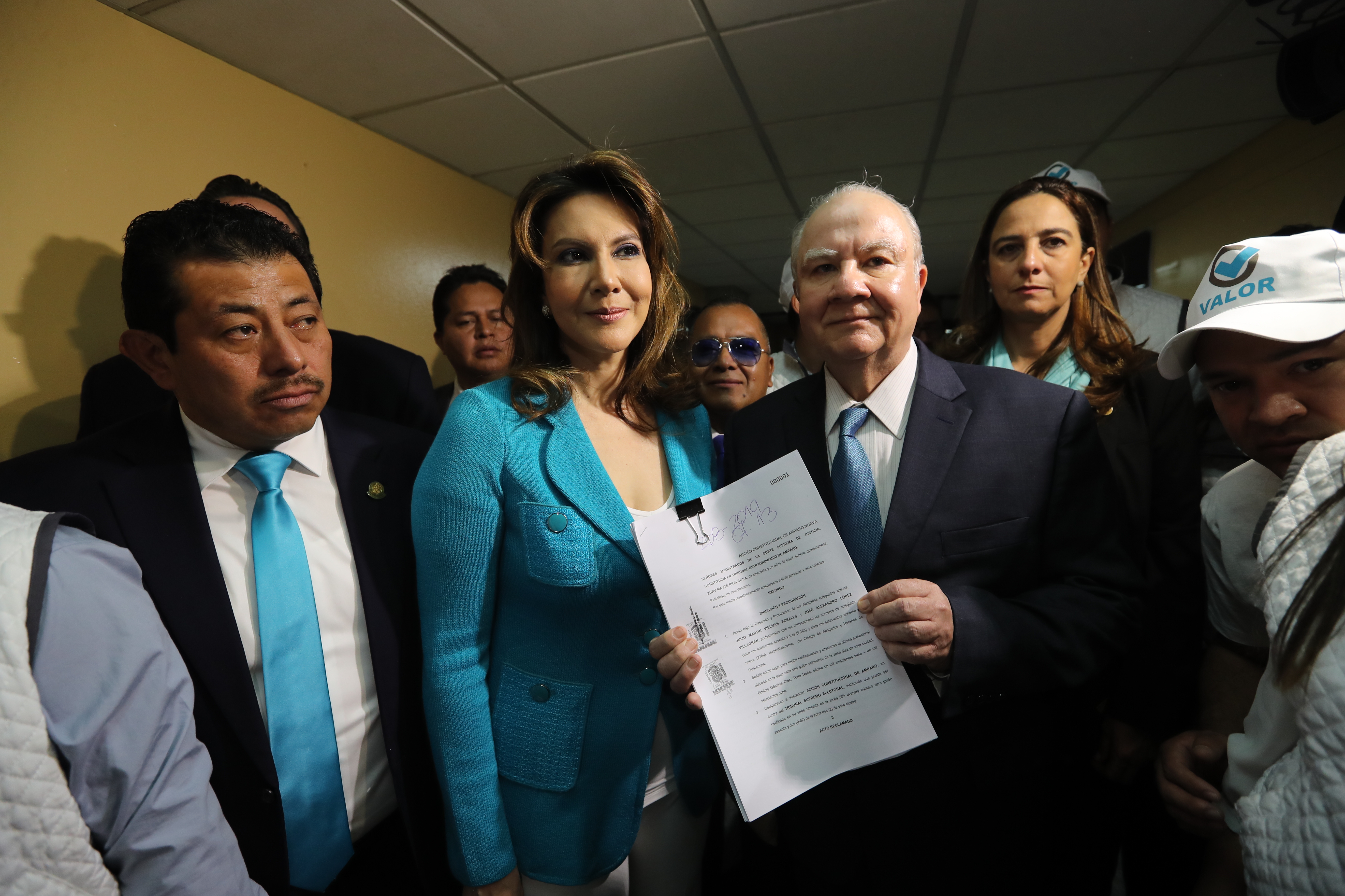 Zury Ríos y Roberto Molina Barreto, binomio presidencial de Valor, acciona en la CSJ para ser inscritos ante el TSE. (Foto Prensa Libre: Érick Ávila)