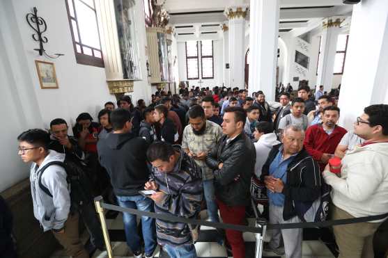 Adentro de la iglesia los devotos se dividían en varios grupos. 